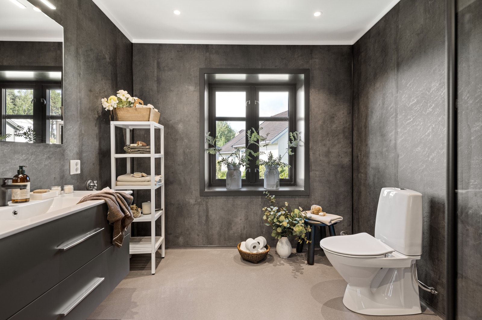 Bad 1. etg. Stilig bad med god plass. Vaskemaskin innsettes før innflytting. Galleribilde