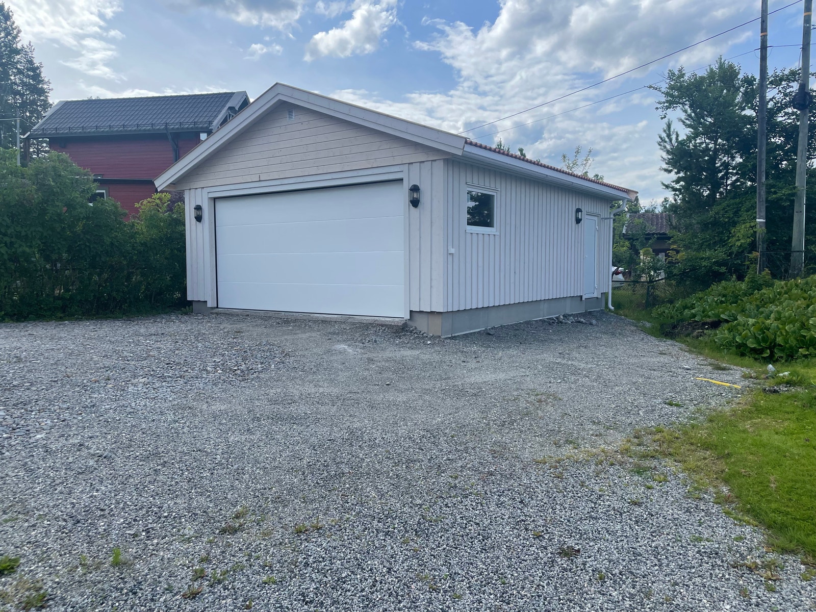 Dobbel garasje med El-bil lader Galleribilde