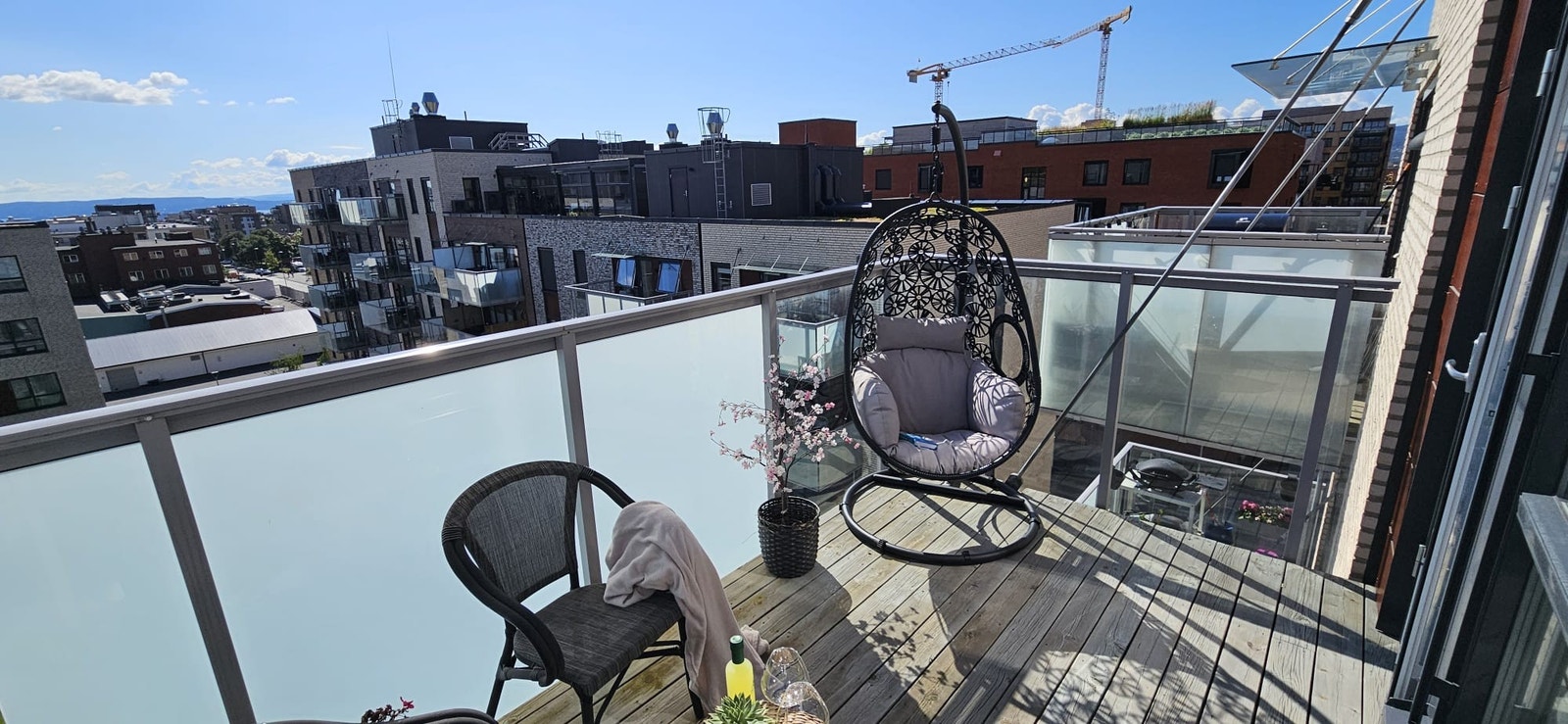 Fra balkongen får man nydelig utsikt der solen forsvinner og man kan nyte godt av solnedgangen. Galleribilde