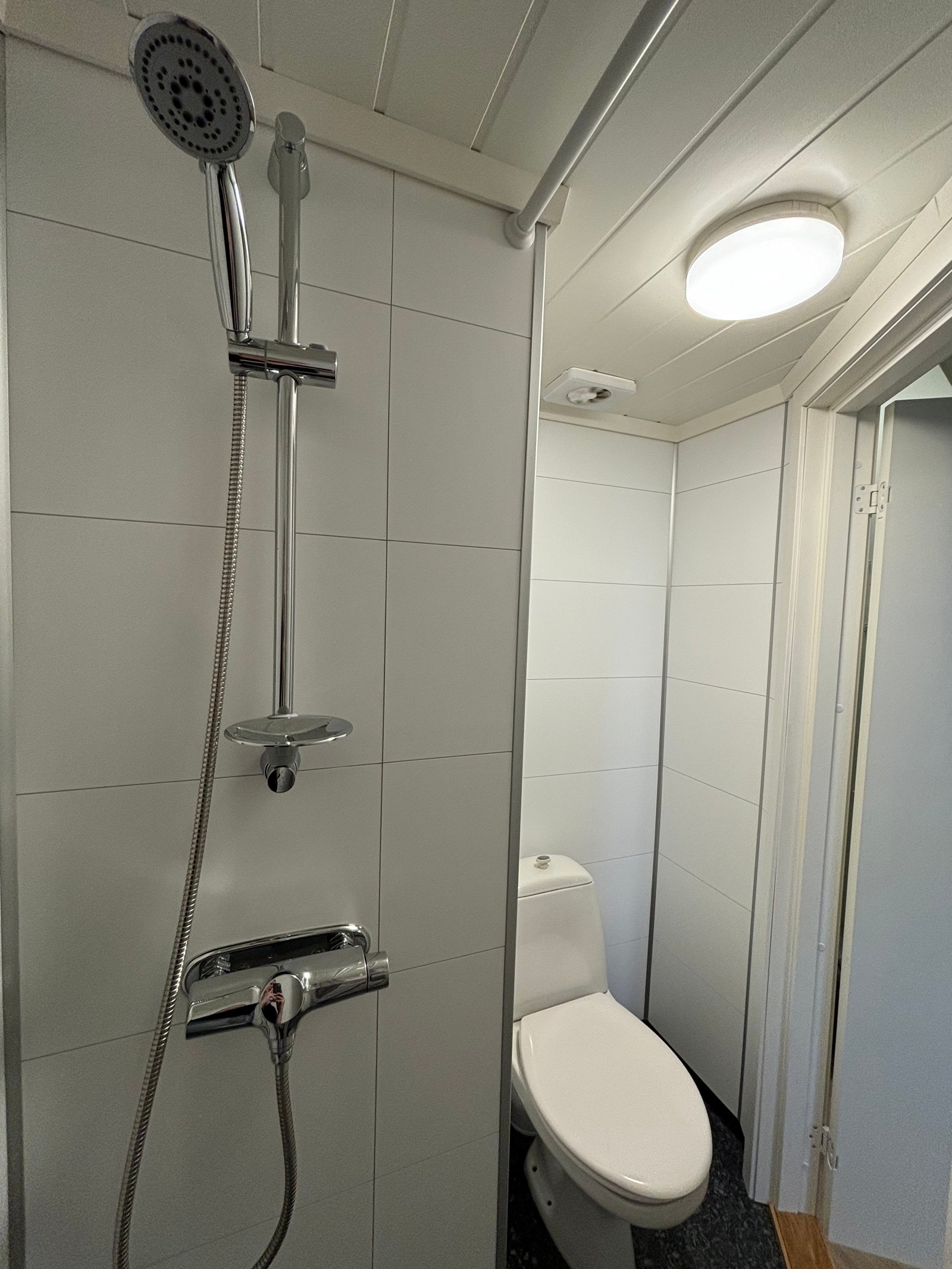 Nyoppusset bad med dusj/wc Galleribilde