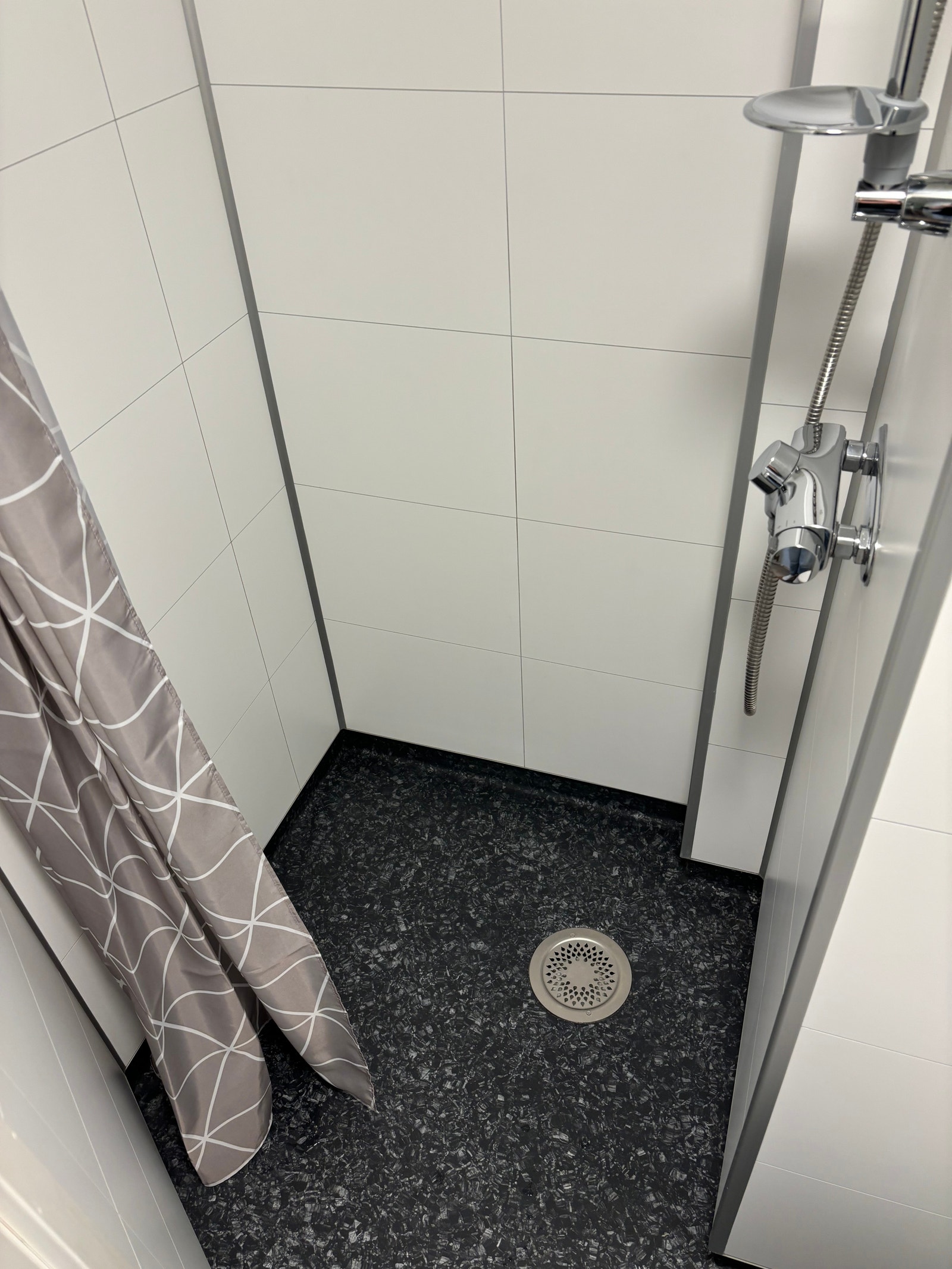 Nyoppusset bad med dusj/wc Galleribilde