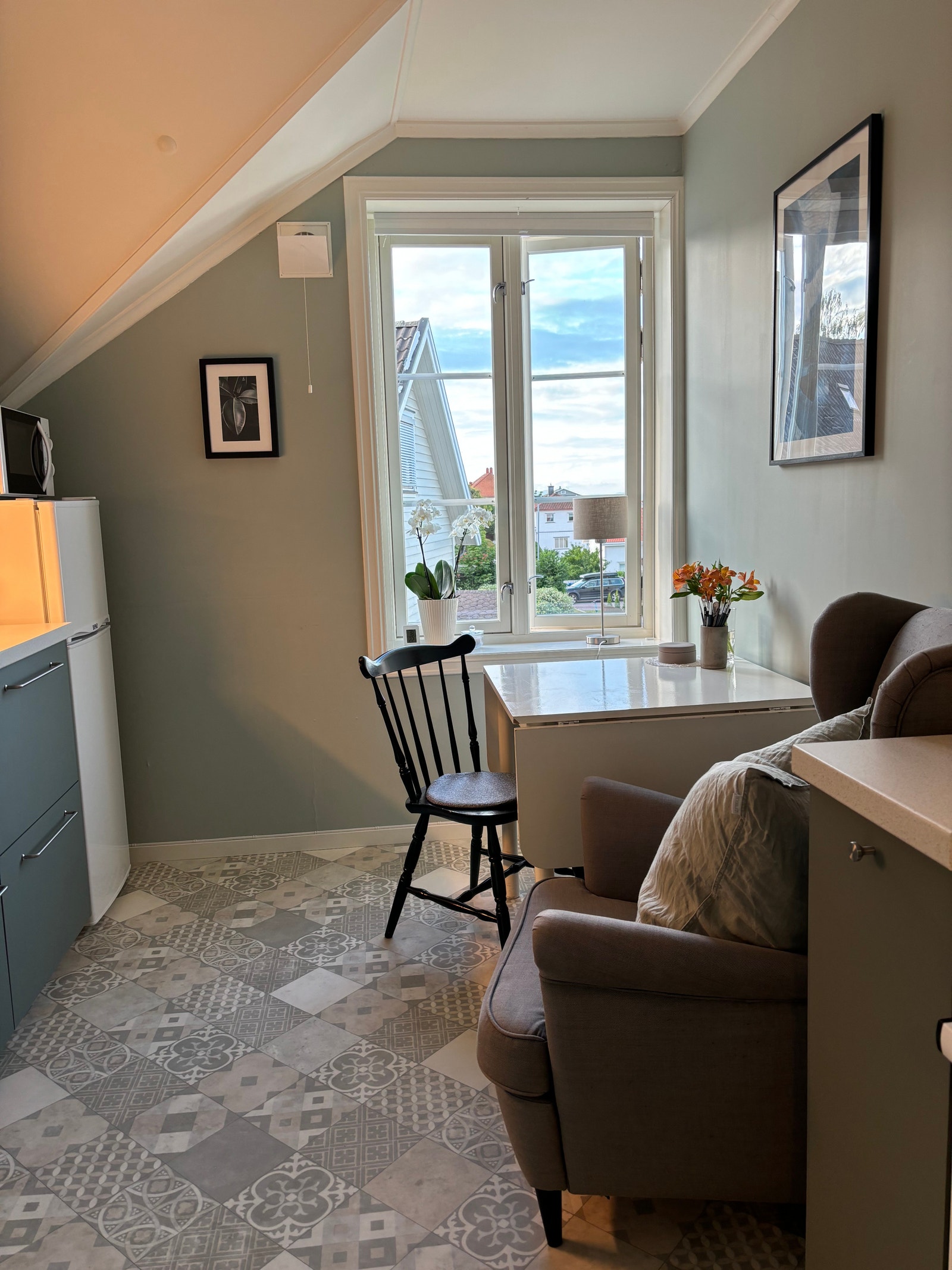 Kjøkken med plass til spisebord Galleribilde