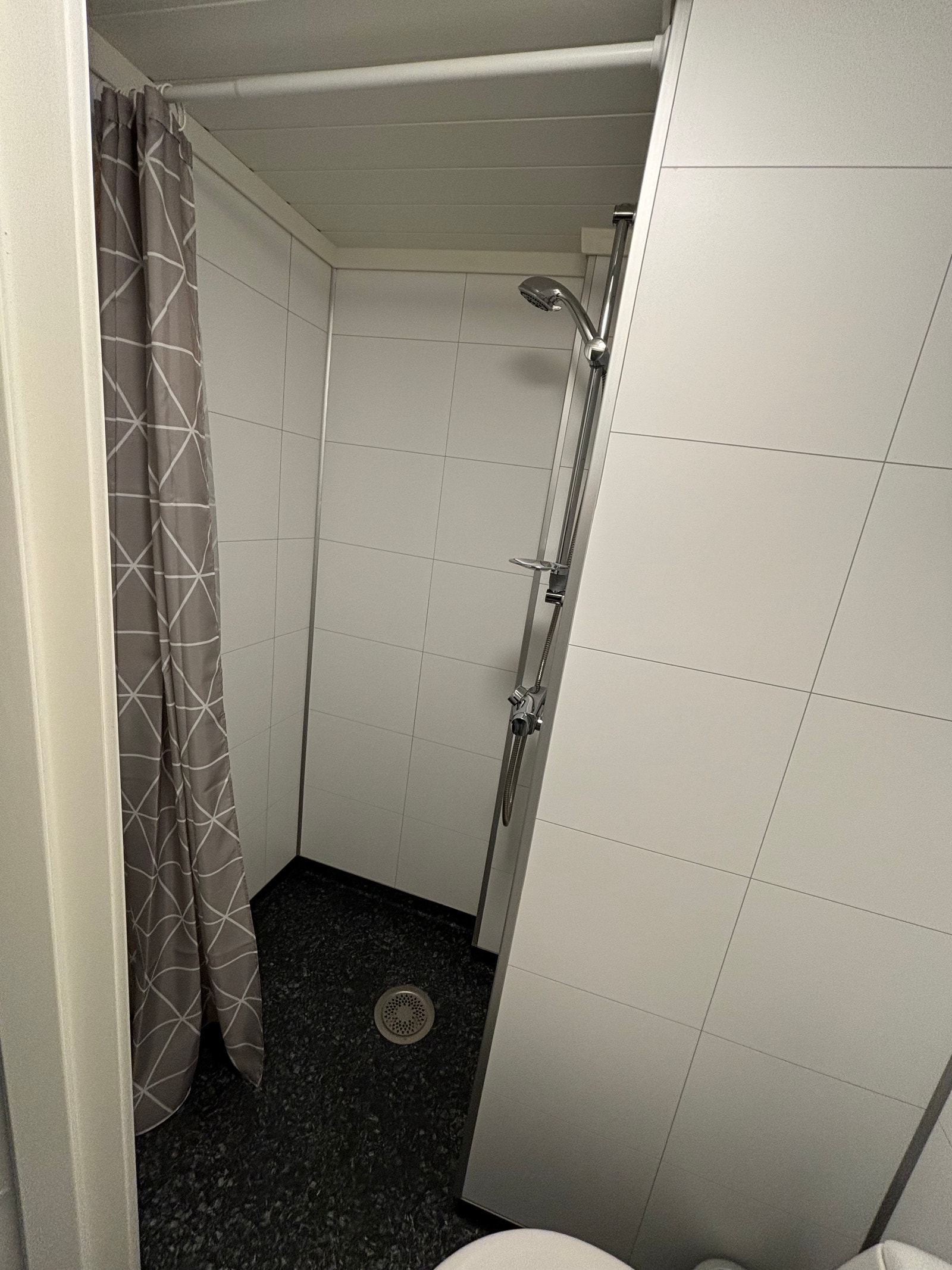 Nyoppusset bad med dusj/wc Galleribilde