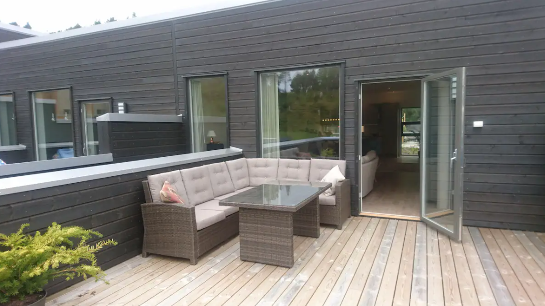 Terrasse (inkl. en treseter m puter, og spisebord. Toseteren er ødelagt og kastet) Galleribilde