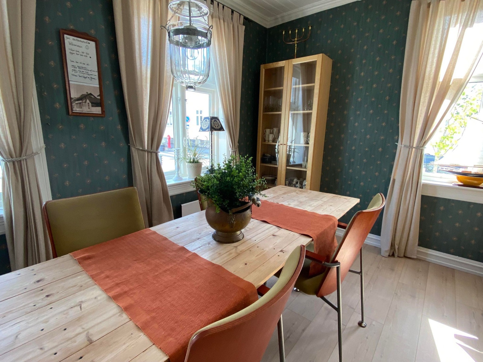Stue 2 med langbord, 4 designstoler, liten sittegruppe Galleribilde