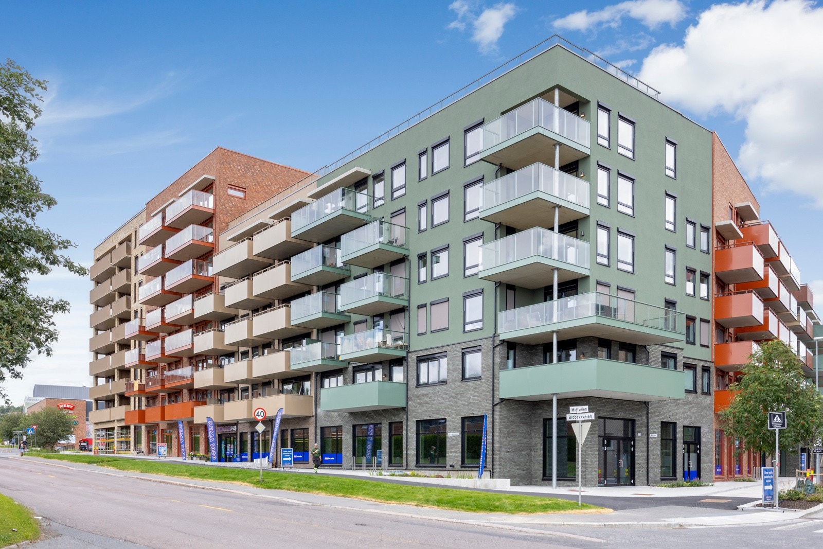 Foto av fasaden mot sydvest. Her er det næring på gateplan. Det blir næringsvirksomhet på gateplan rundt hele utsiden av bygget. Galleribilde