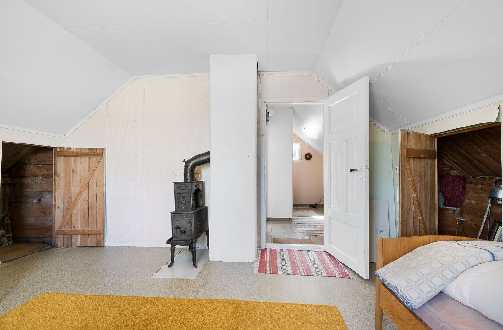Soverom 1 med vedovn Galleribilde