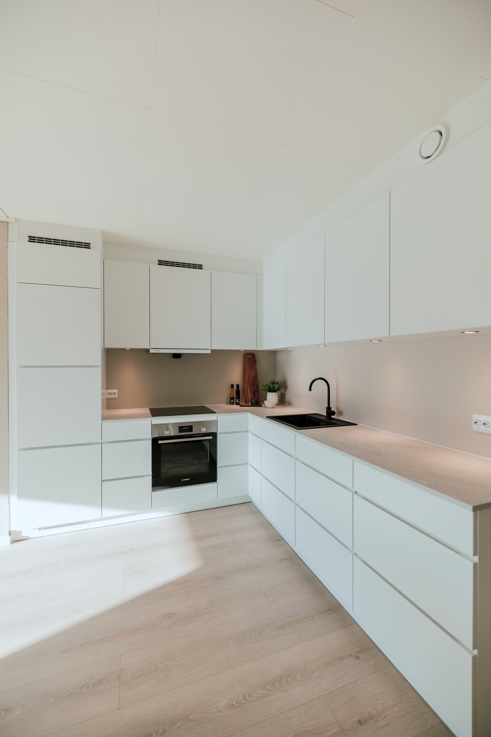 Lekkert kjøkken med integrerte kvitevarer frå Bosch Galleribilde