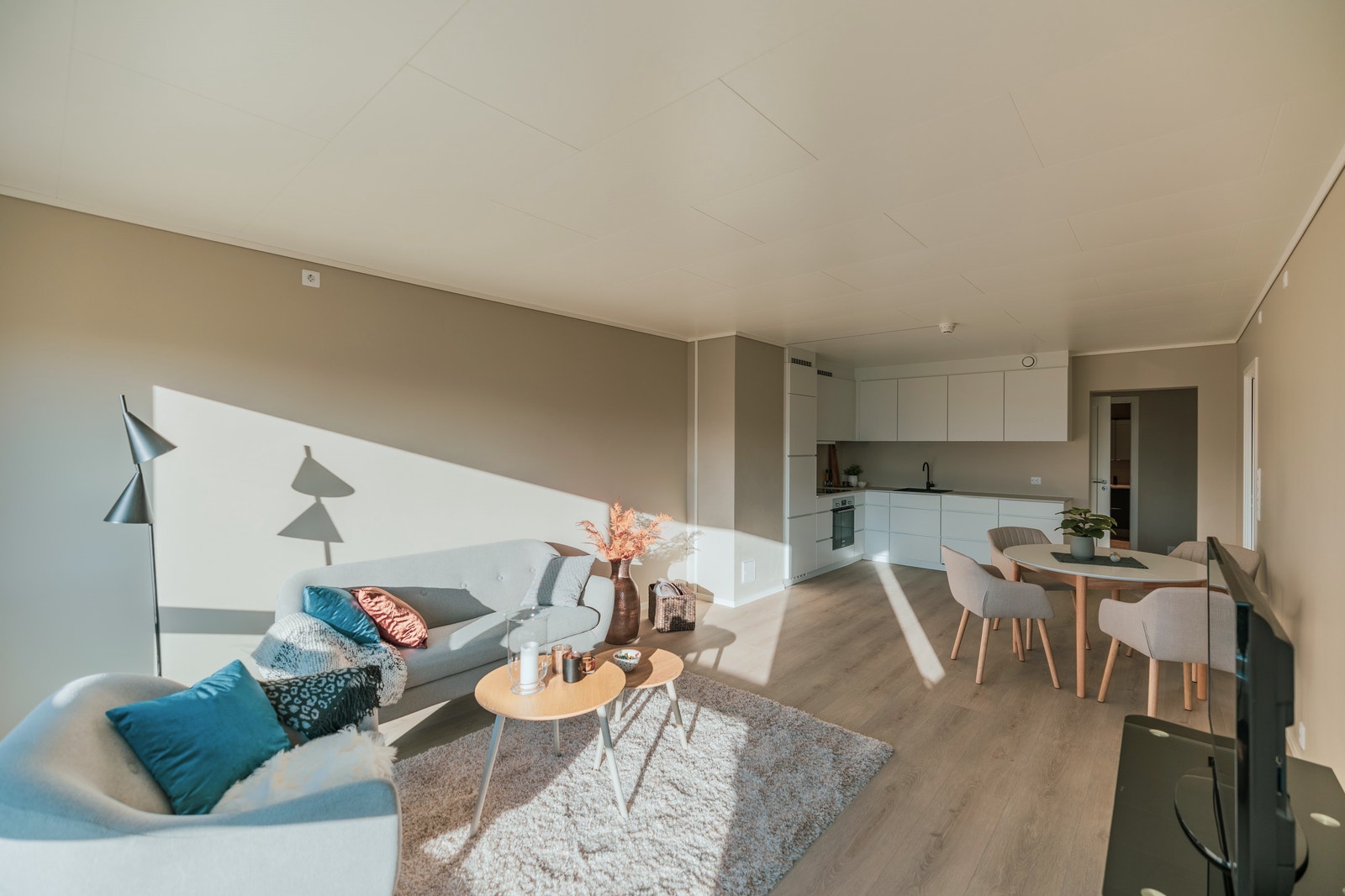 Stue og kjøkken med god plass i open og sosial løysing Galleribilde