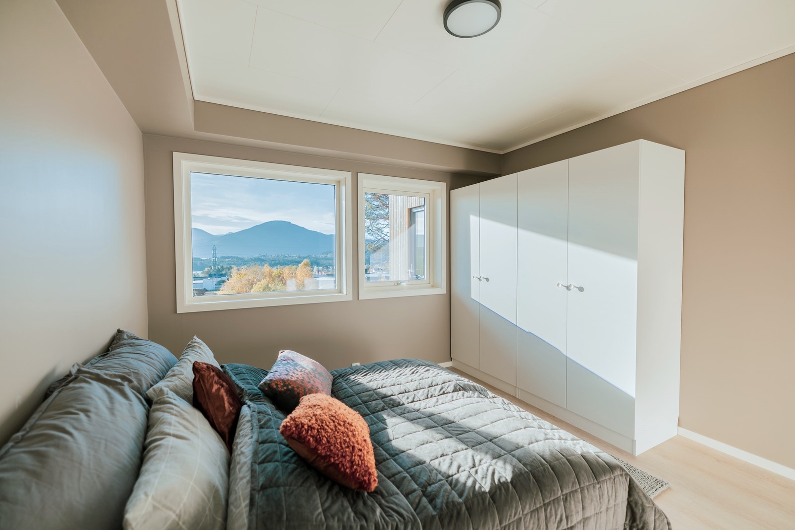 Godt med garderobeplass, to garderobeskap på største soverom Galleribilde