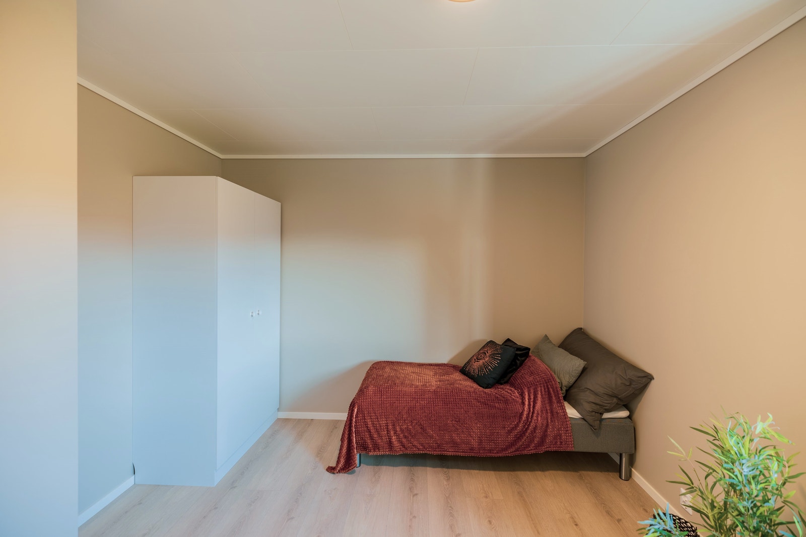 Eit garderobeskap på minste soverommet, plass til eit skap til om ønskeleg Galleribilde