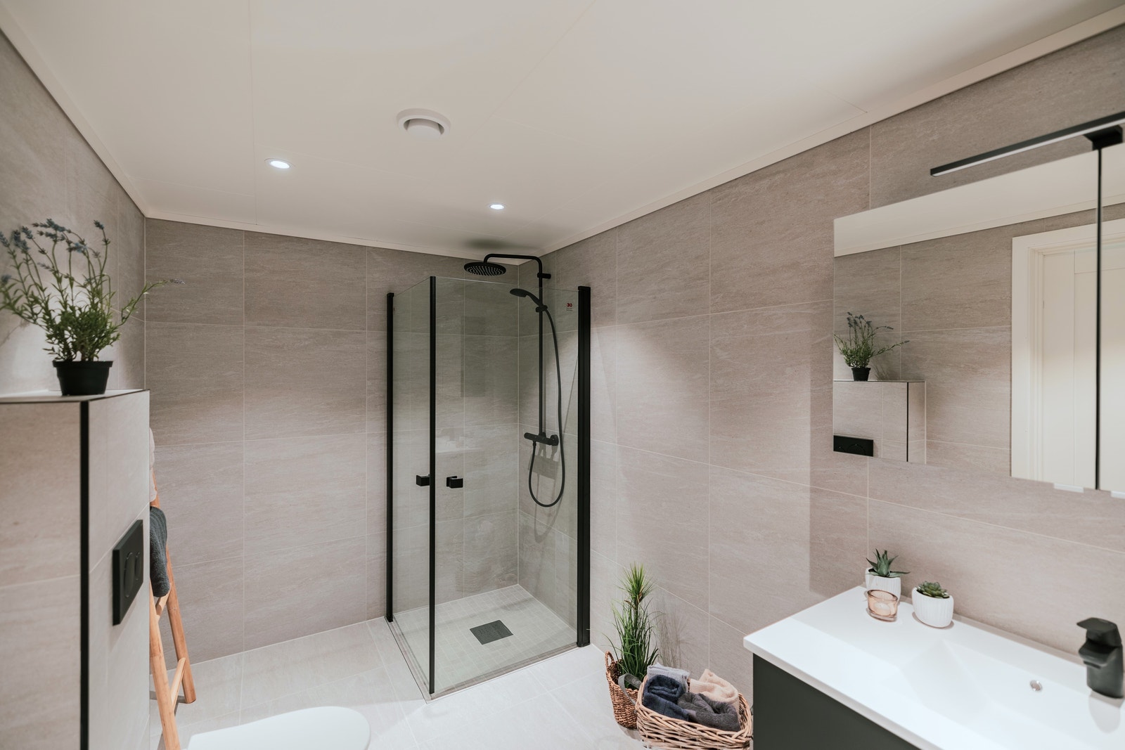 Ferdig monterte dusjveggar, og dusjarmatur med takdusj Galleribilde