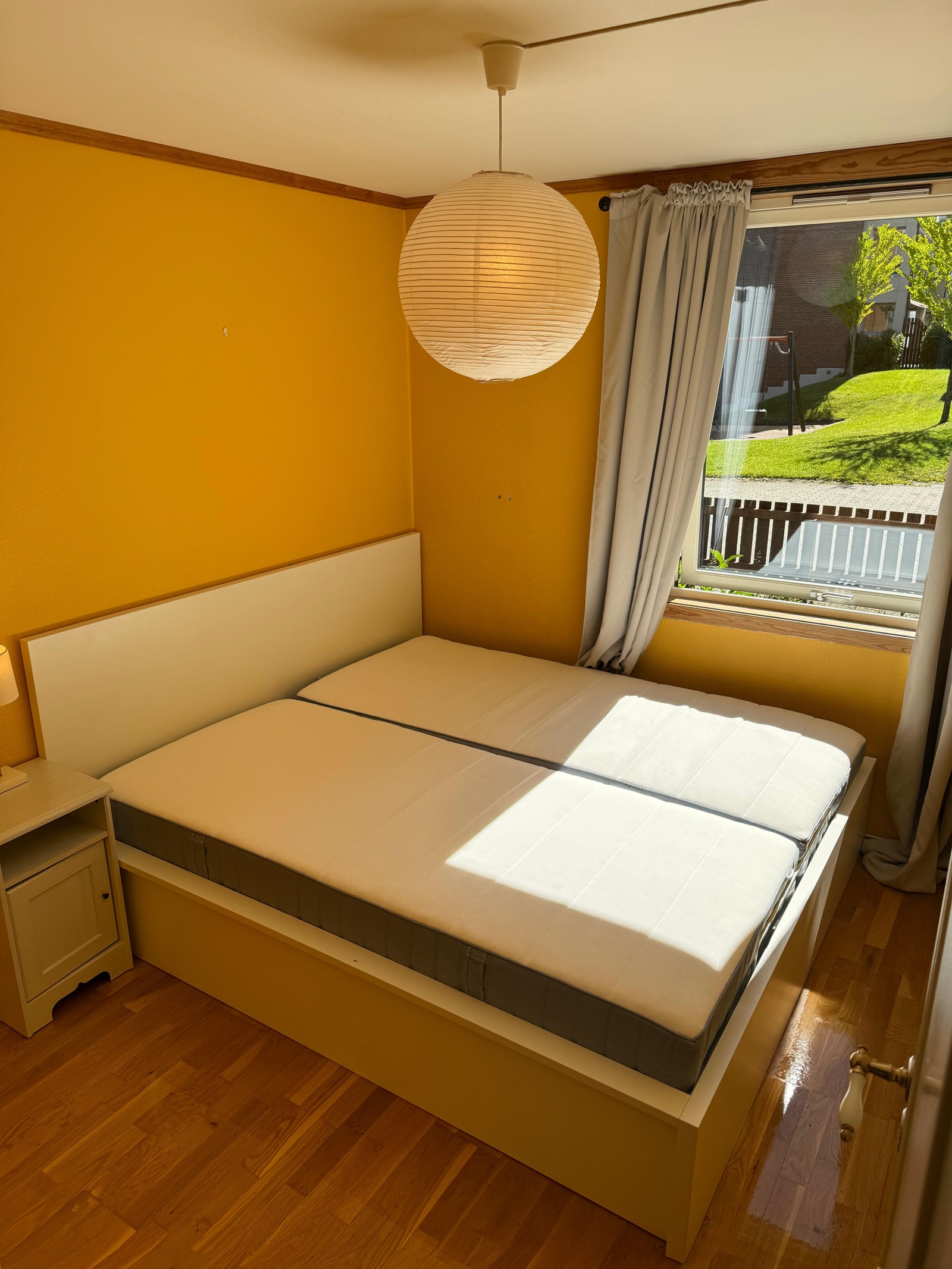 Lille soverommet med hagen utenfor. Uten seng dessverre. Det må eventuelt skaffes. Galleribilde