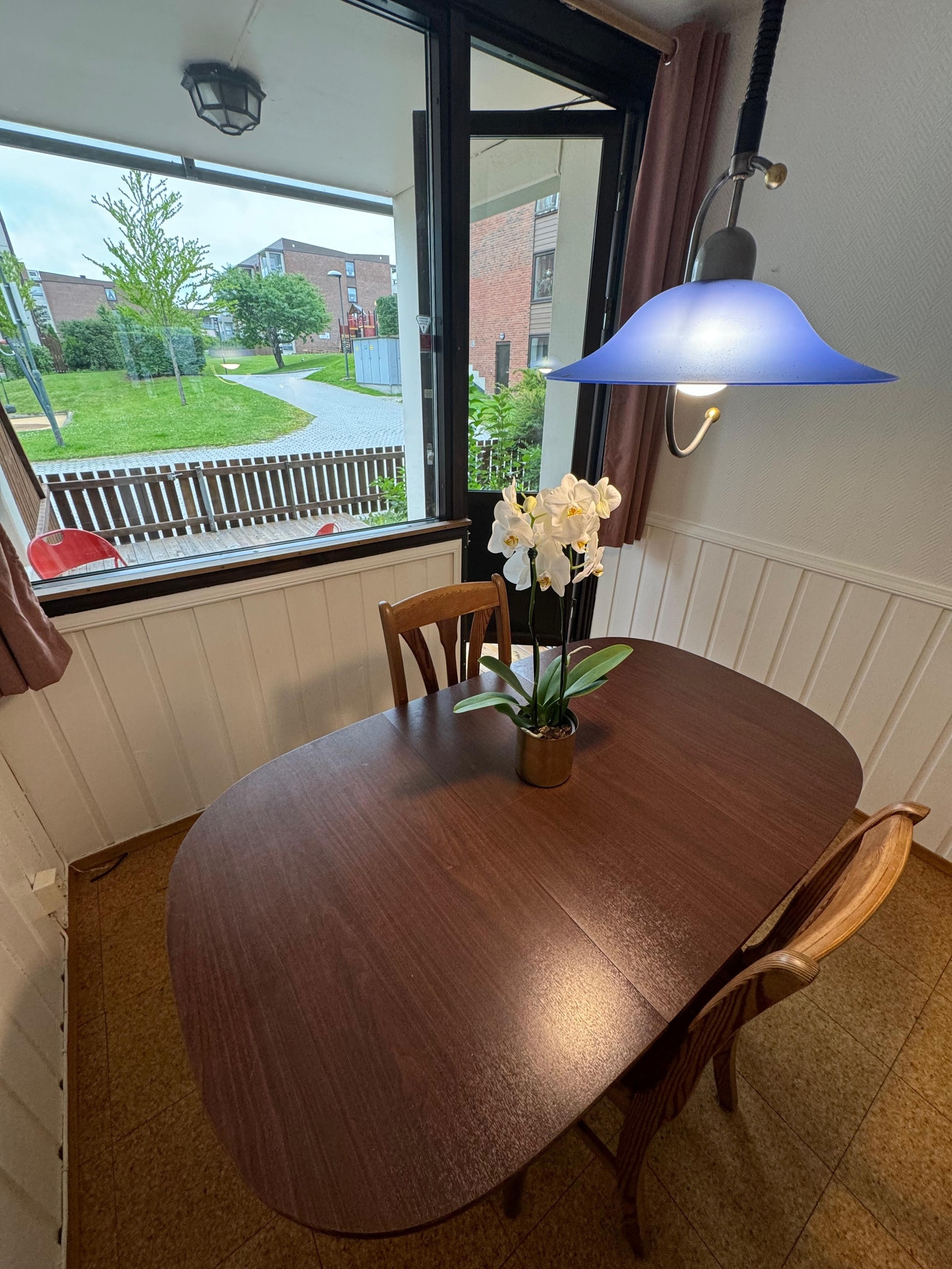 Kjøkkenkroken med utgang til hage og uteområder. Galleribilde