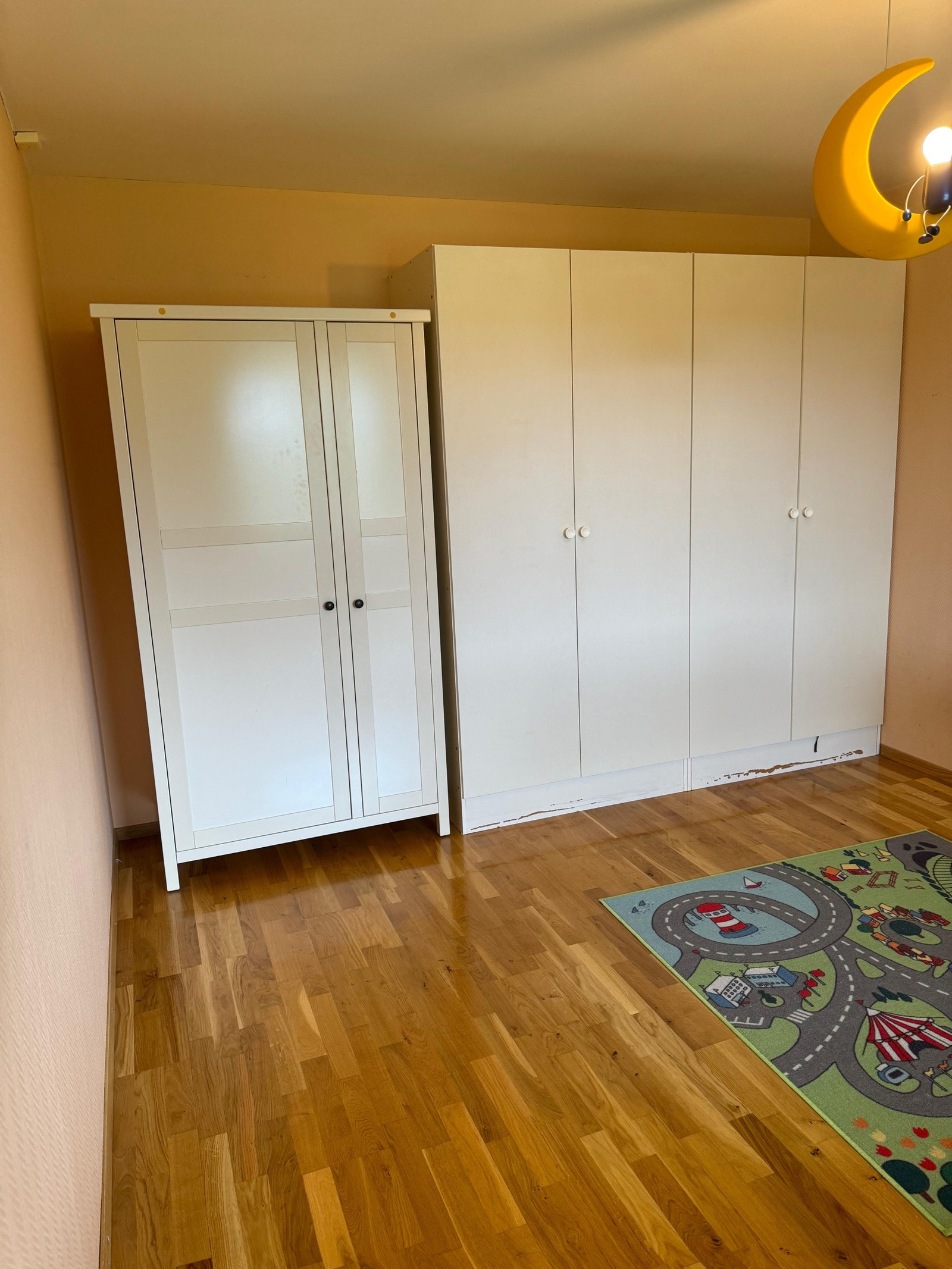 Skapene på det største soverommet følger med i leiligheten. Galleribilde