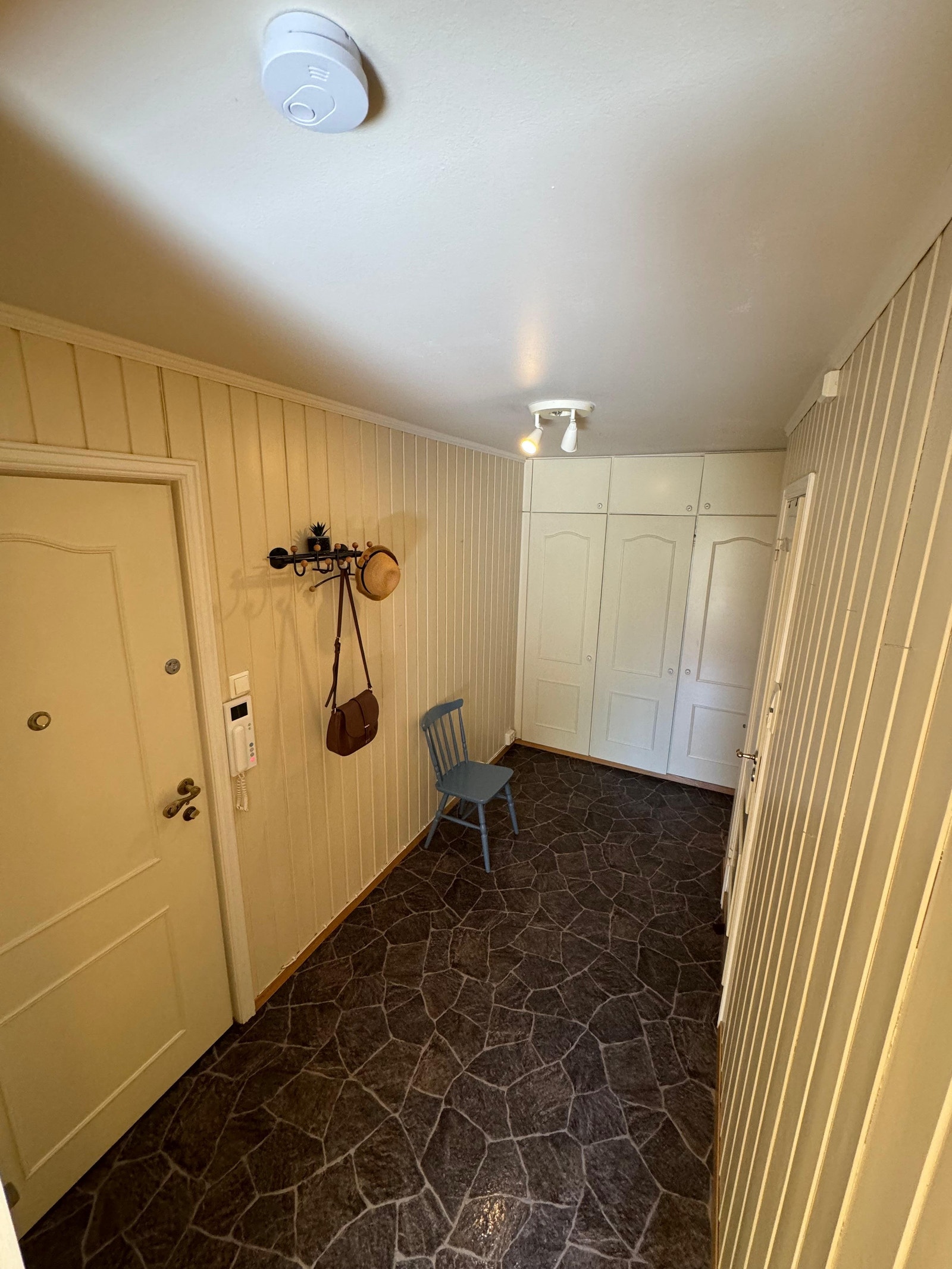 Gangen med inngang til kottet i bakgrunnen. Galleribilde