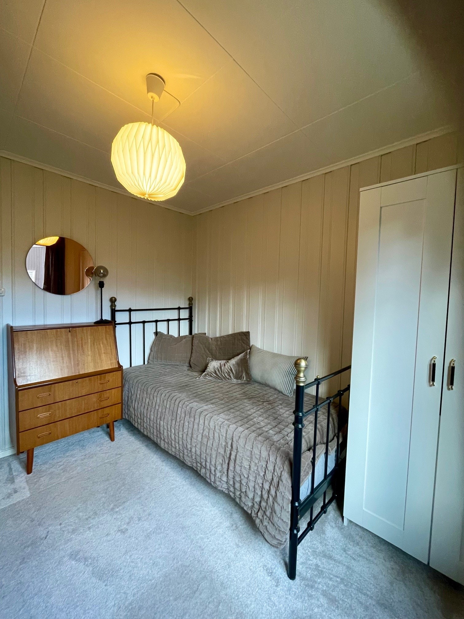 Soverom med skap Galleribilde