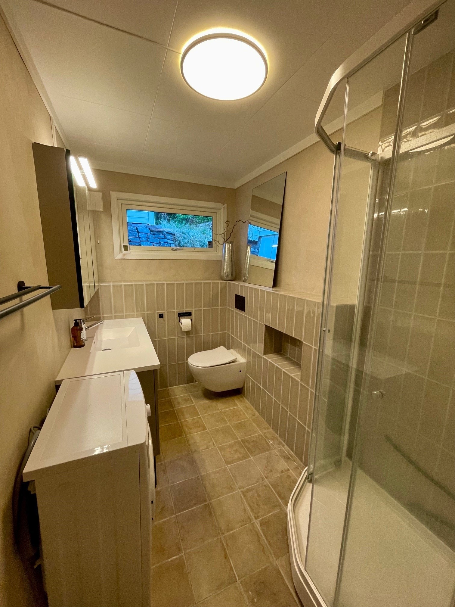 Bad med dusjkabinett og vaskemaskin Galleribilde