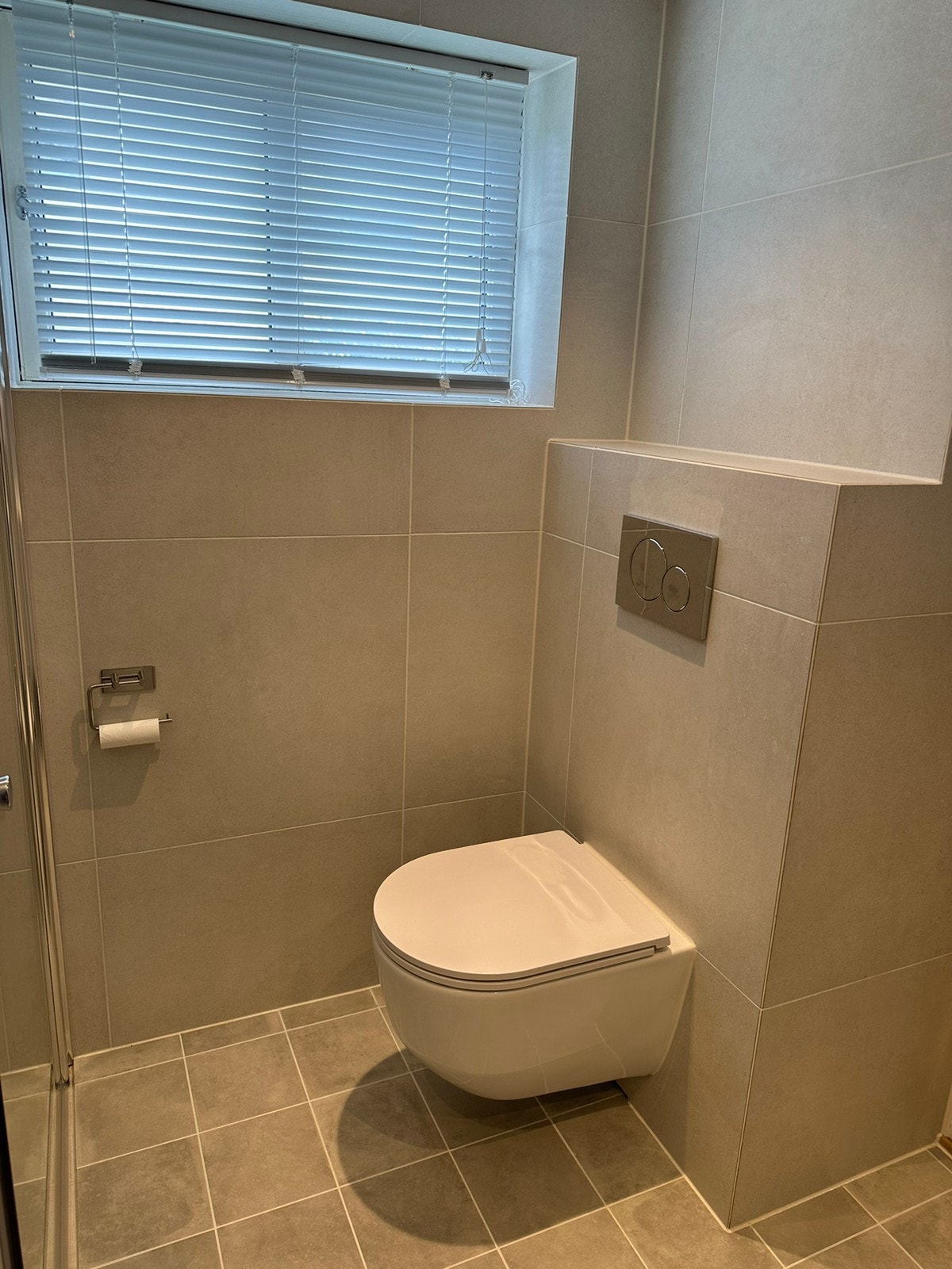 Dagslys også på badet. Vegghengt toalett. Galleribilde