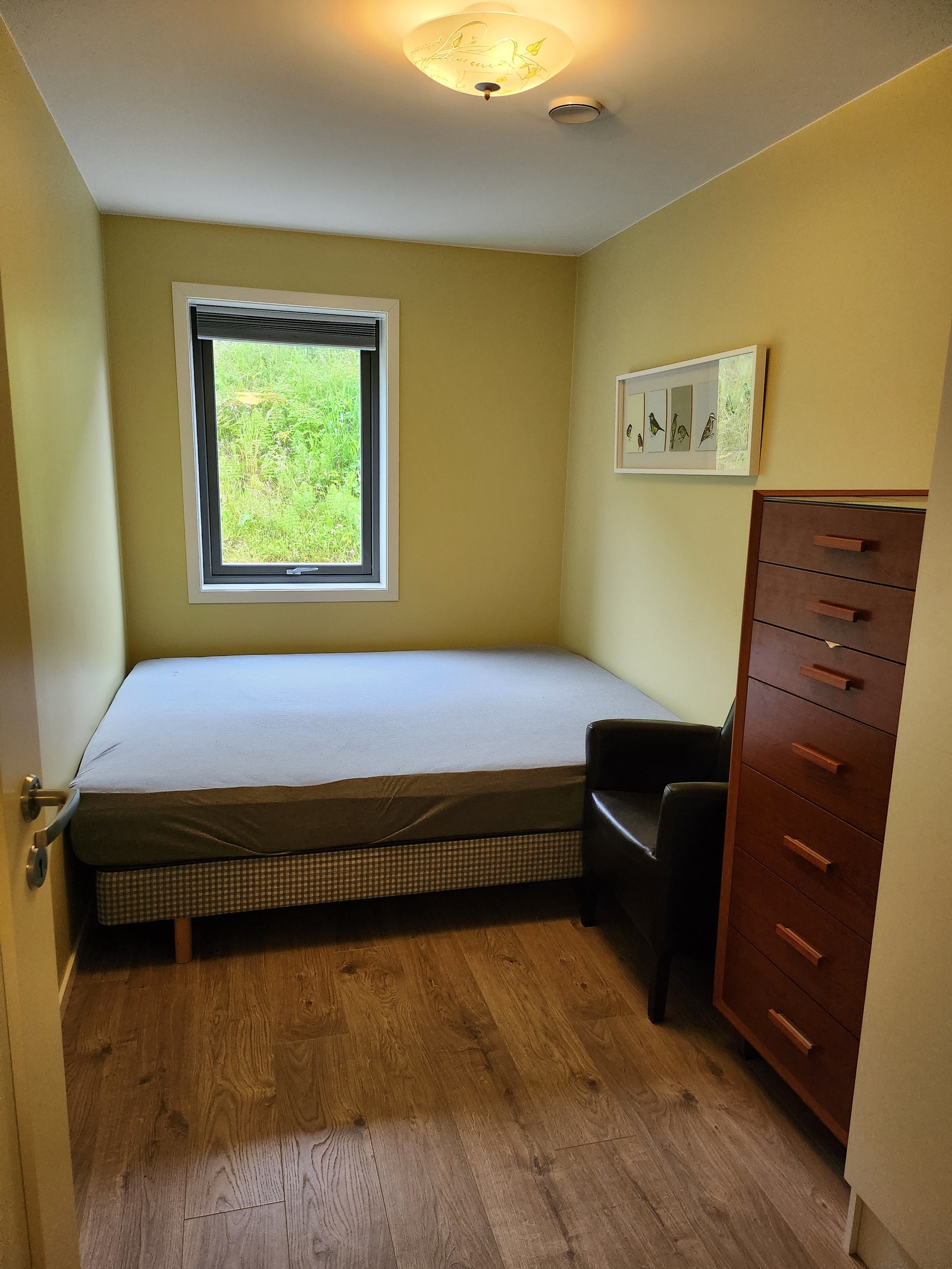 Soverom nr.2. Dobbeltseng, stol, kommode og garderobeskap følger med Galleribilde