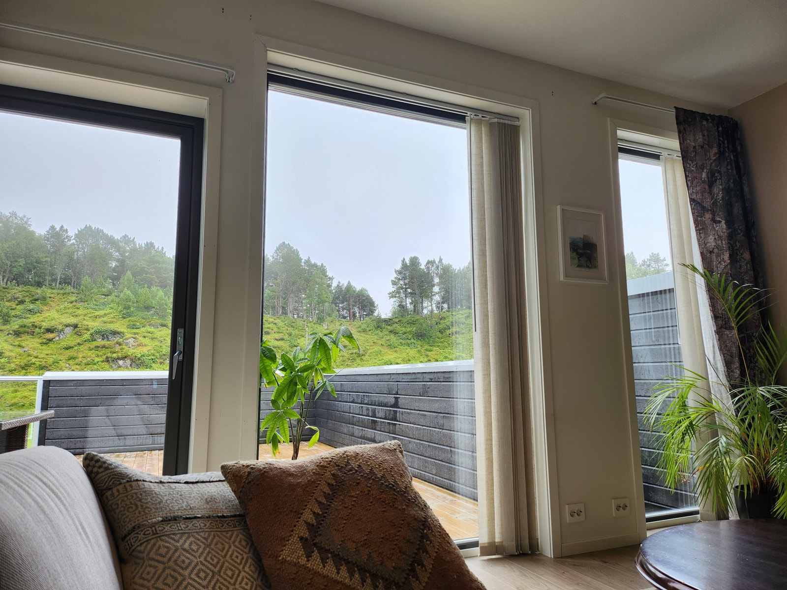 Stuevindu om bolig ønskes leid med kun den ene sofaen Galleribilde