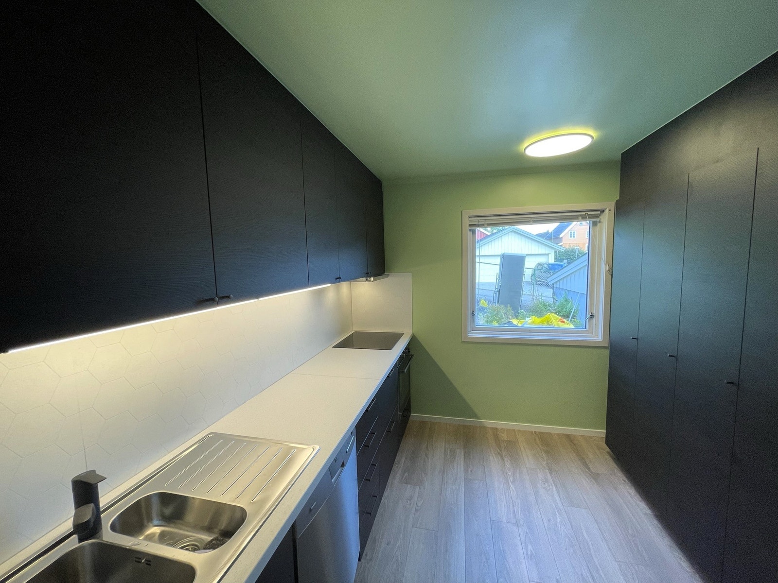 Nytt kjøkken 2023 - Fullt utstyrt med oppvaskmaskin, komfyr, micro m.m. Galleribilde