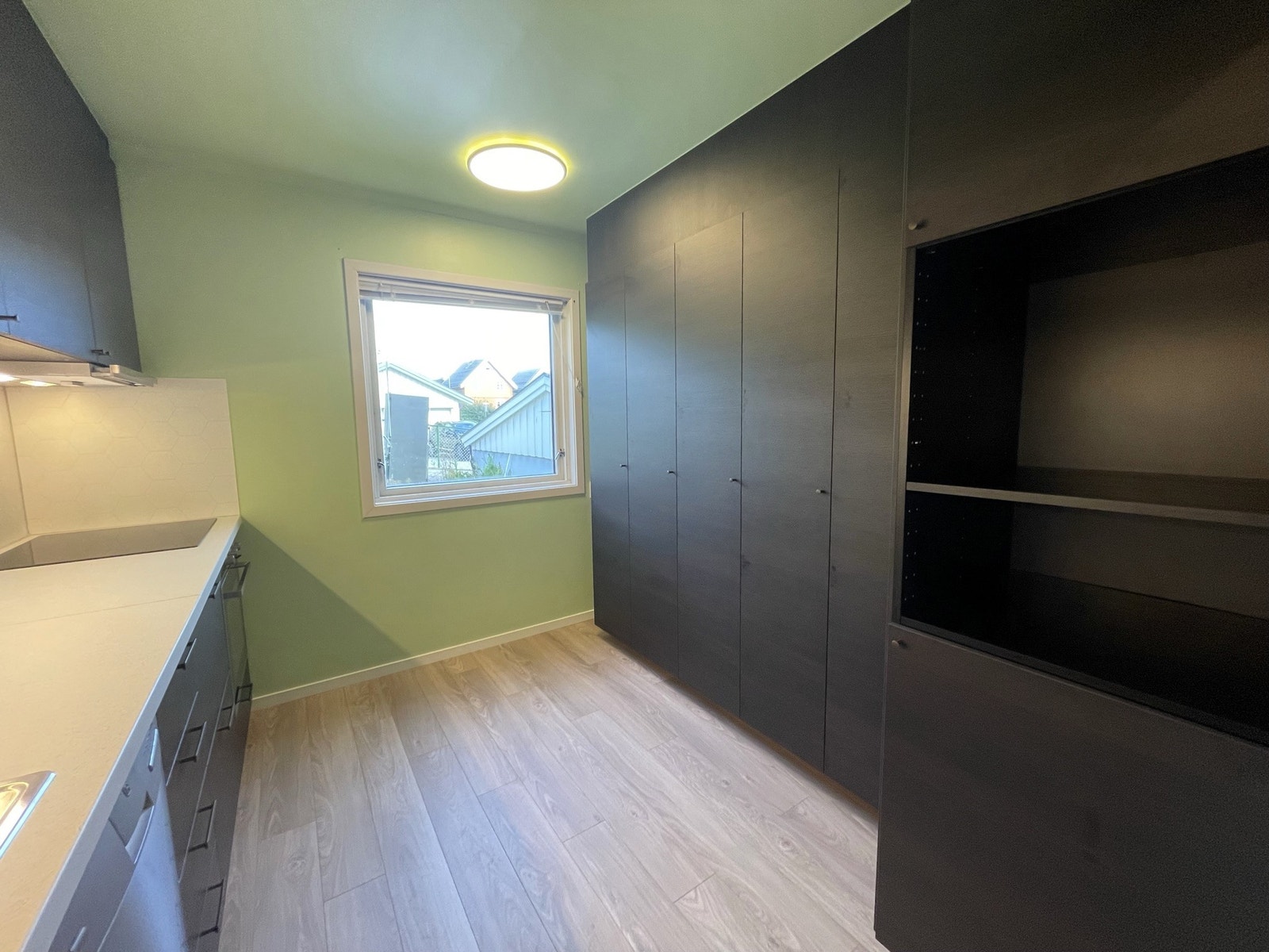 Nytt kjøkken 2023 - Fullt utstyrt med oppvaskmaskin, komfyr, micro m.m. Galleribilde