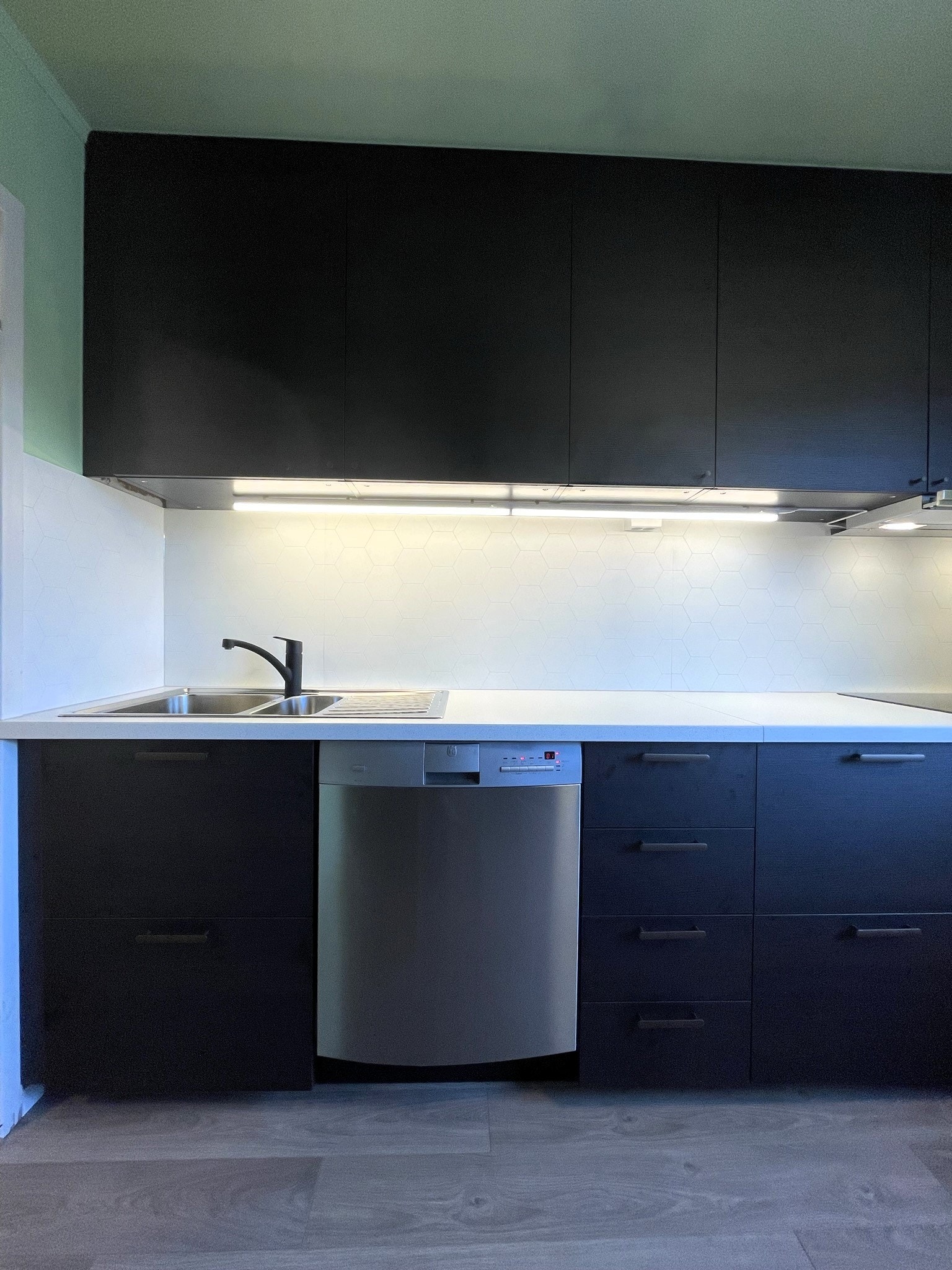 Nytt kjøkken 2023 - Fullt utstyrt med oppvaskmaskin, komfyr, micro m.m. Galleribilde