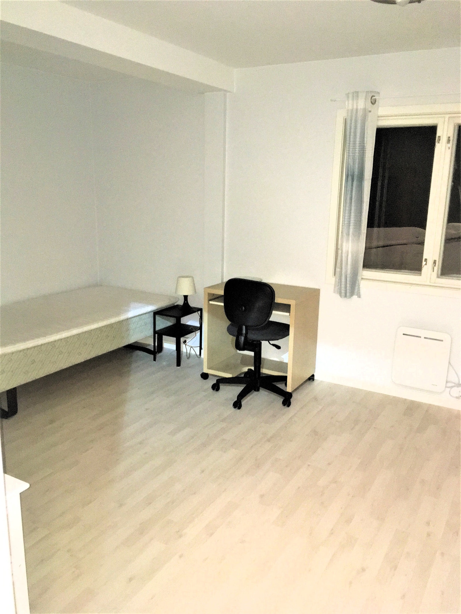 Rom 3 Stort møblert rom med seng, skap, skrivebord og kjøleskap. Galleribilde