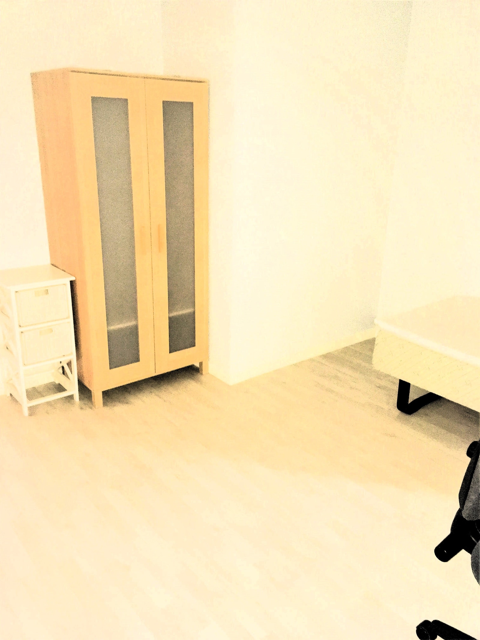 Rom 3 Stort møblert rom med seng, skap, skrivebord og kjøleskap. Galleribilde