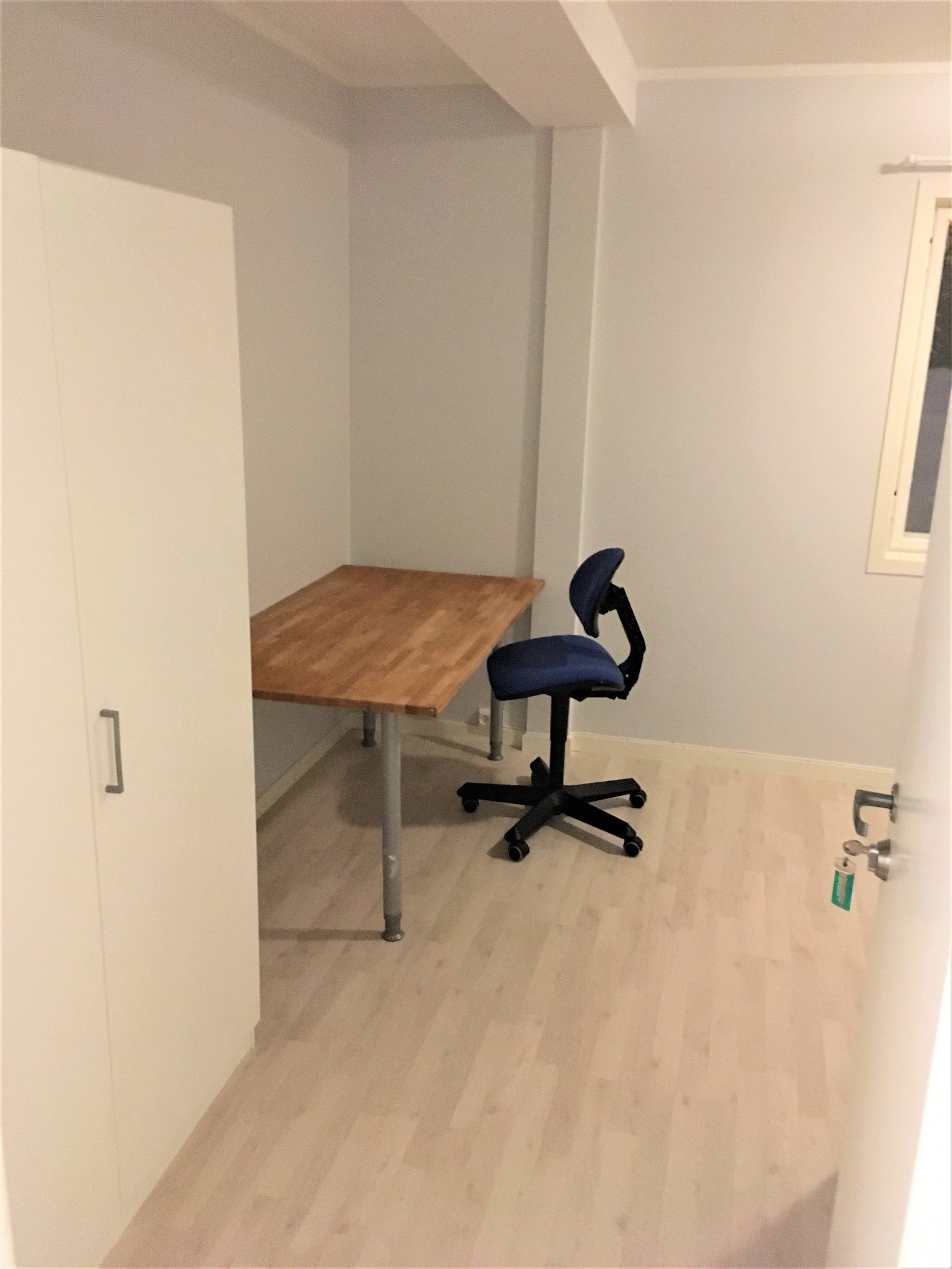 Rom 2 Stort møblert rom med seng, skap, skrivebord og kjøleskap. Galleribilde