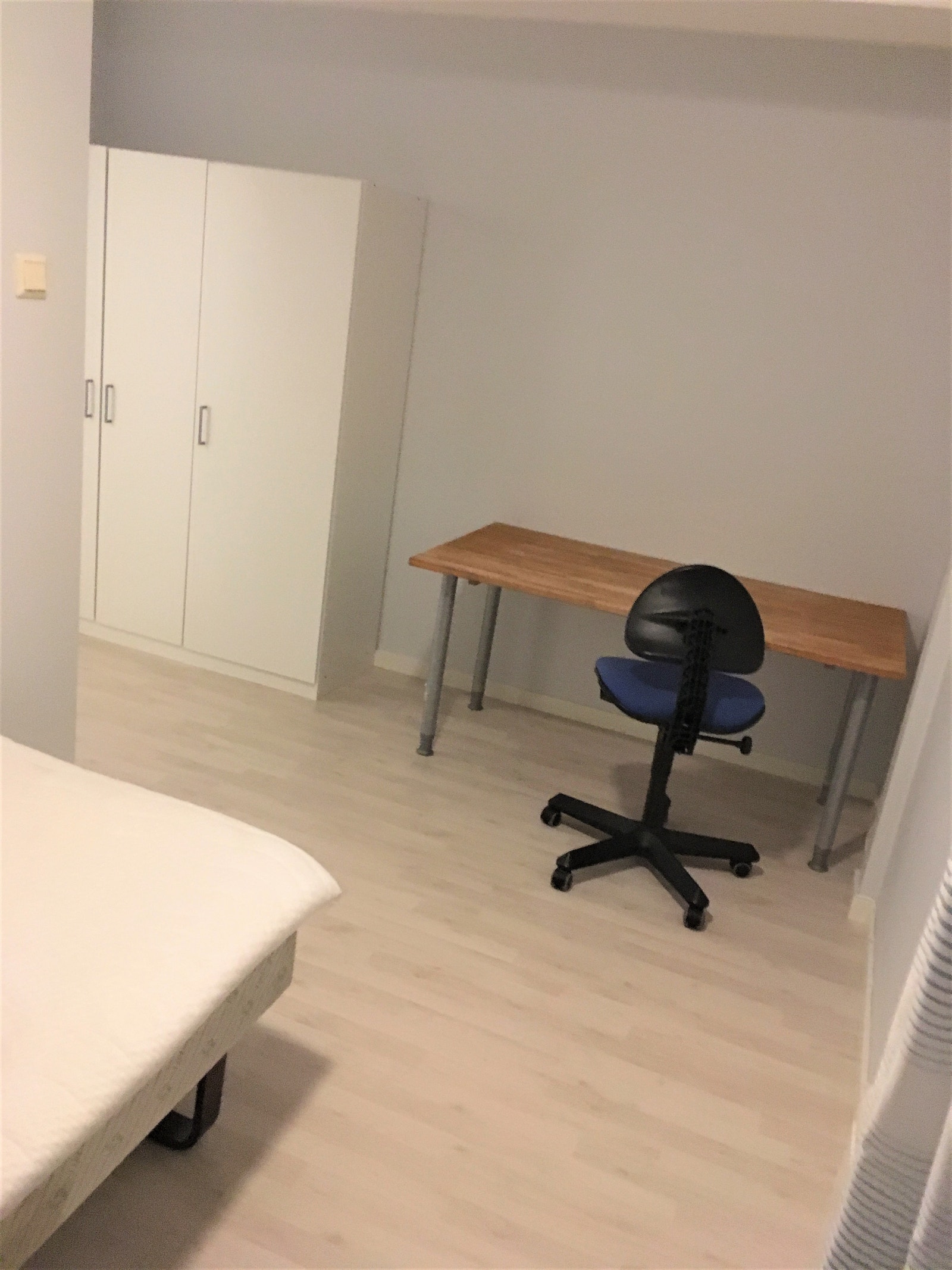 Rom 2 Stort møblert rom med seng, skap, skrivebord og kjøleskap. Galleribilde