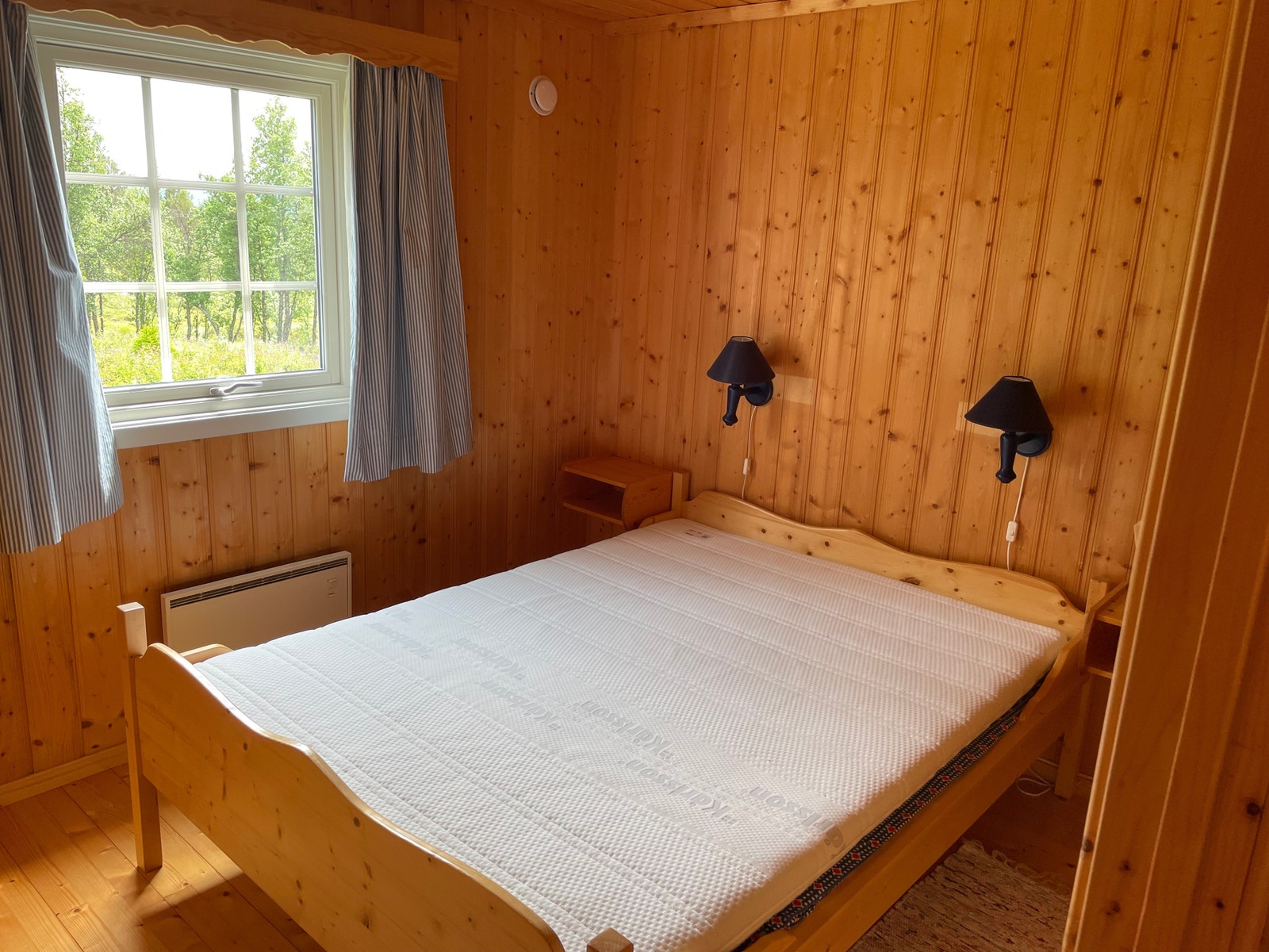 Soverom med dobbeltseng Galleribilde