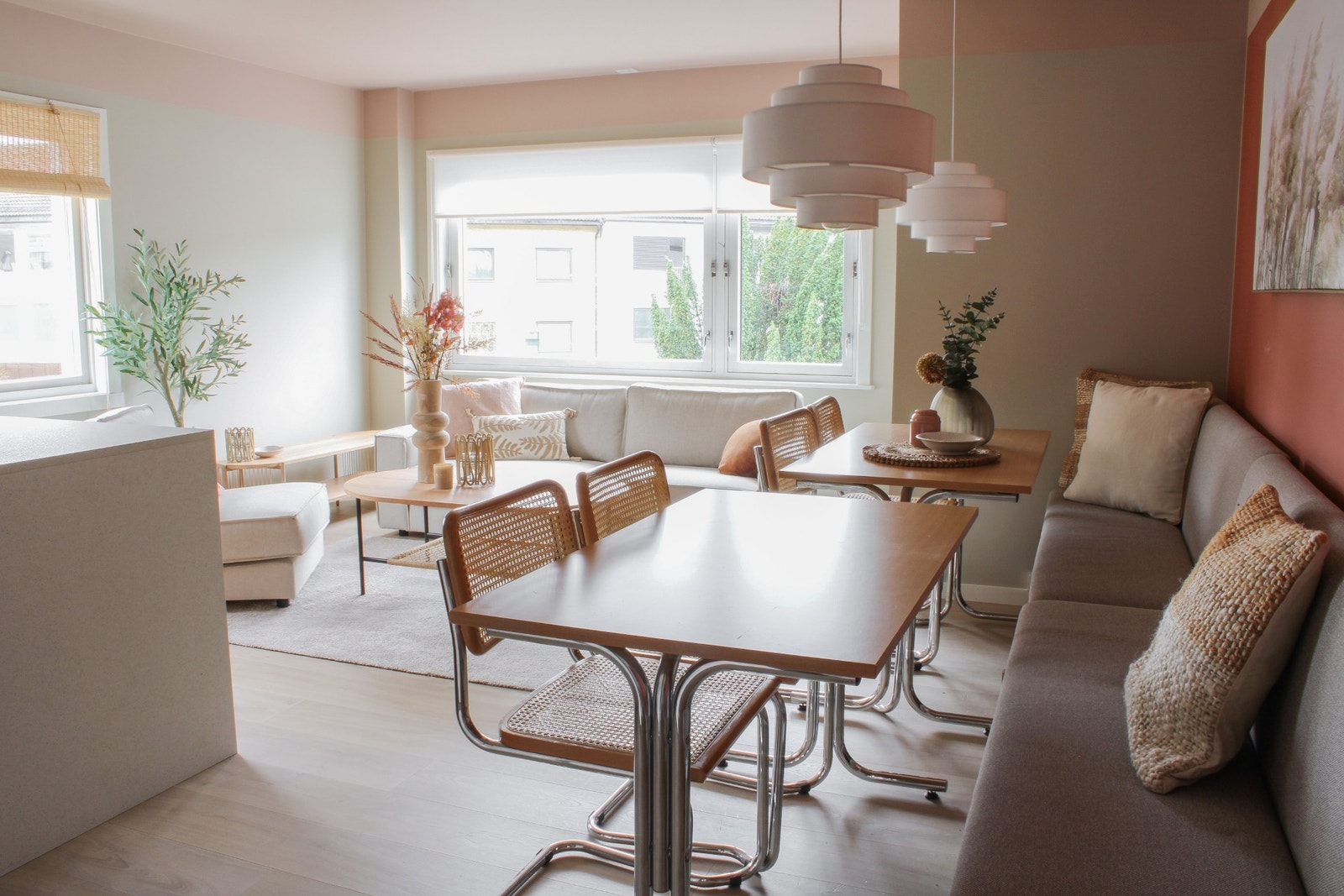 Innbydende fellesarealer med spisesofaer, salong og TV (montert etter bildet var tatt). Galleribilde