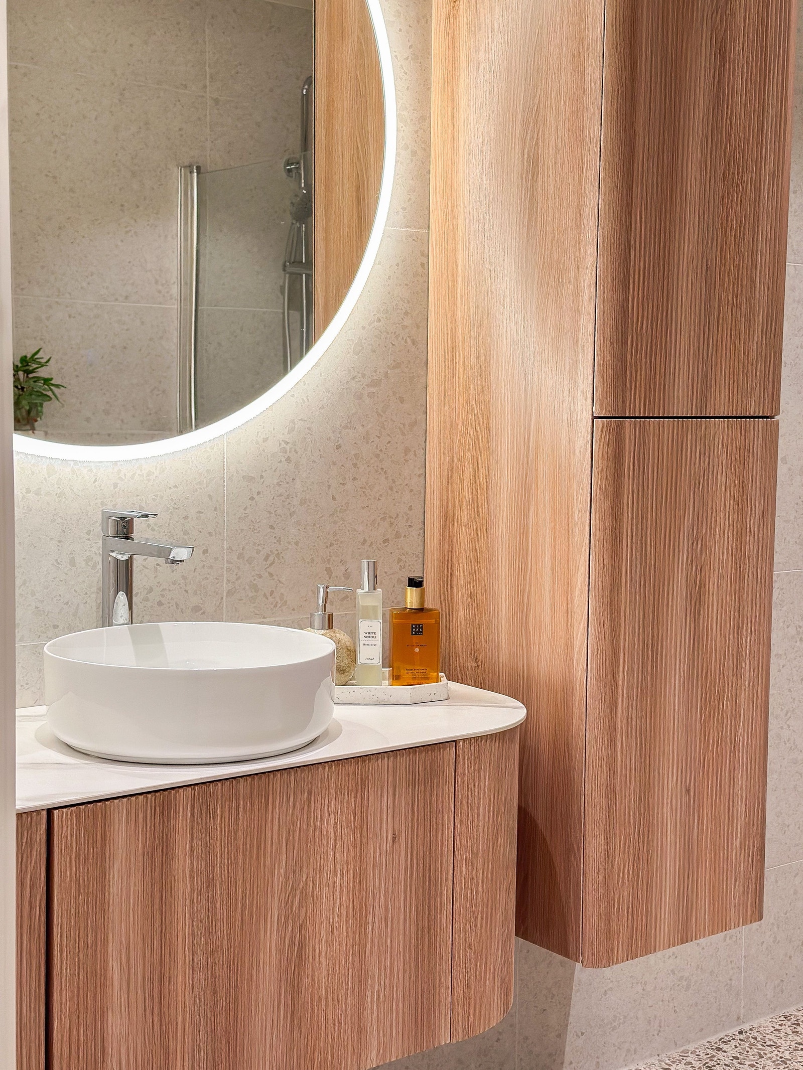 Et av to nye, flislagte bad med varmekabler. Galleribilde