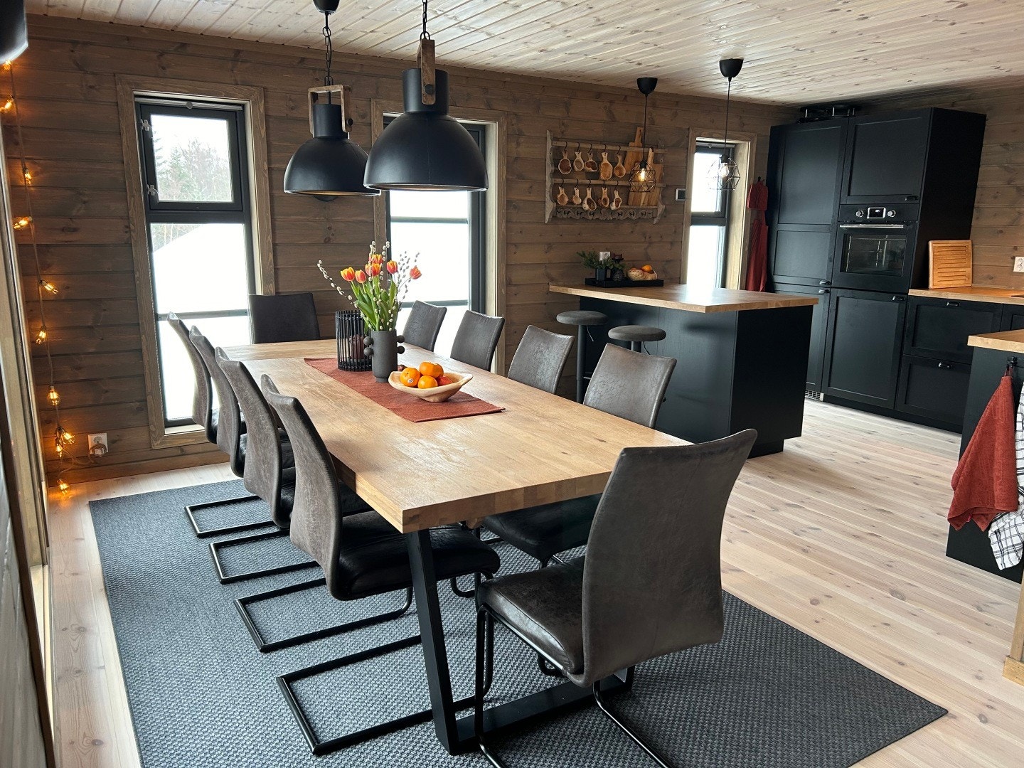 Har en plate ekstra til forlengelse av bordet. 12 spisestuestoler og 2 barnestoler Galleribilde