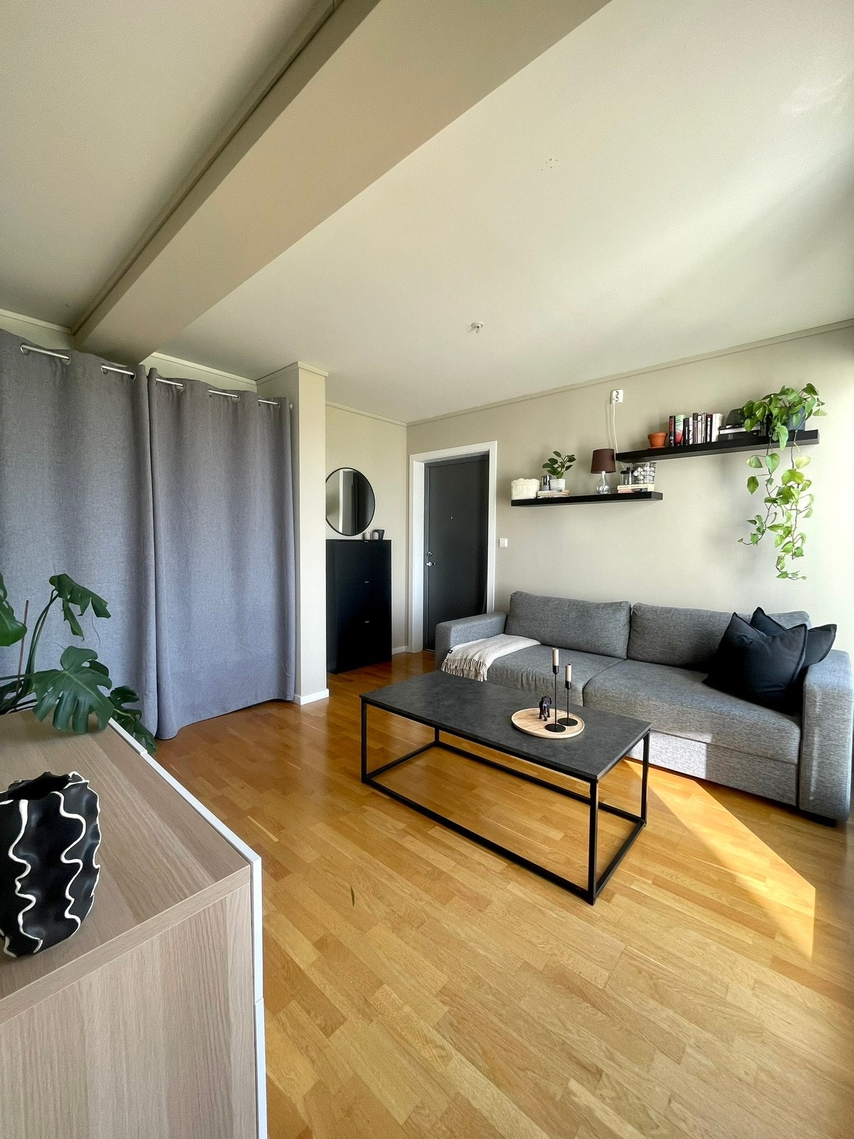 Stue med garderobeløsning Galleribilde