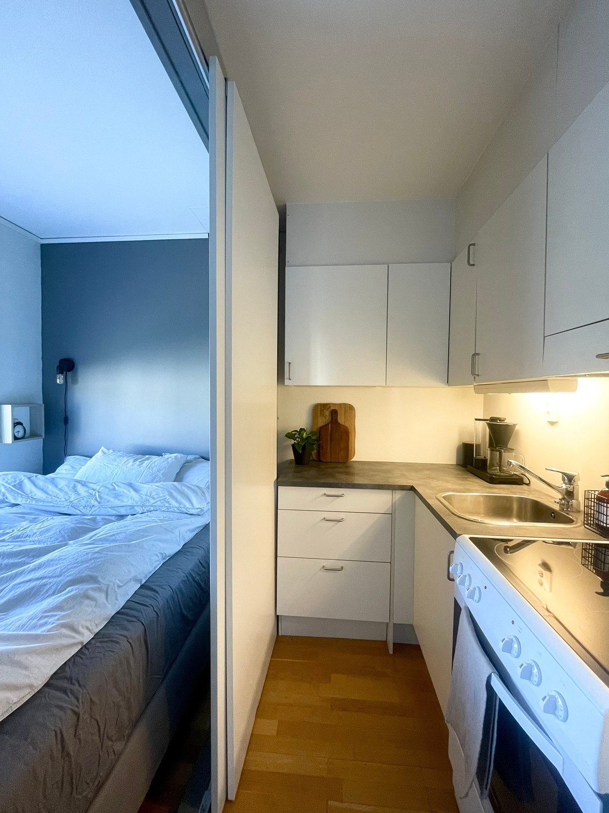 Sovealkove med 2 store vinduer. Plass til 1.60 seng (seng er ikke ink i leie) Galleribilde