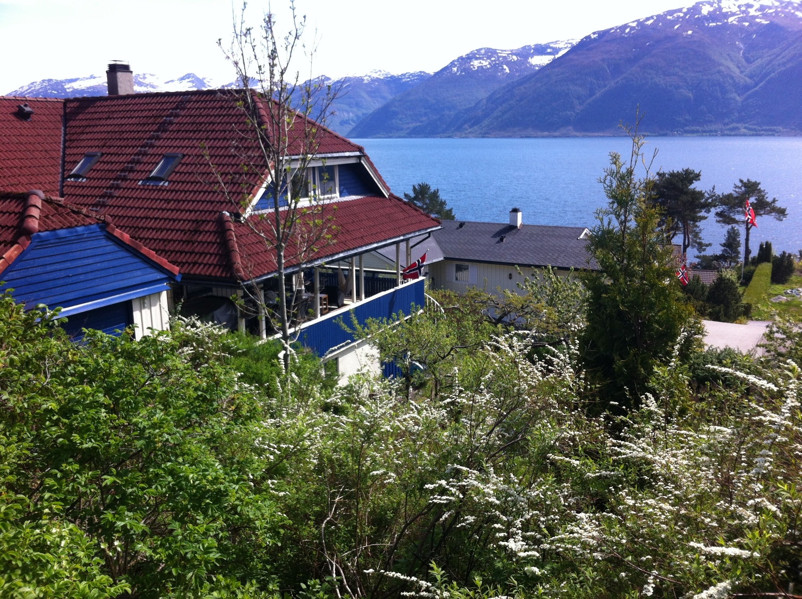 I tillegg til garasjen ved huset, er det garasje oppe i gata- vestside- Galleribilde