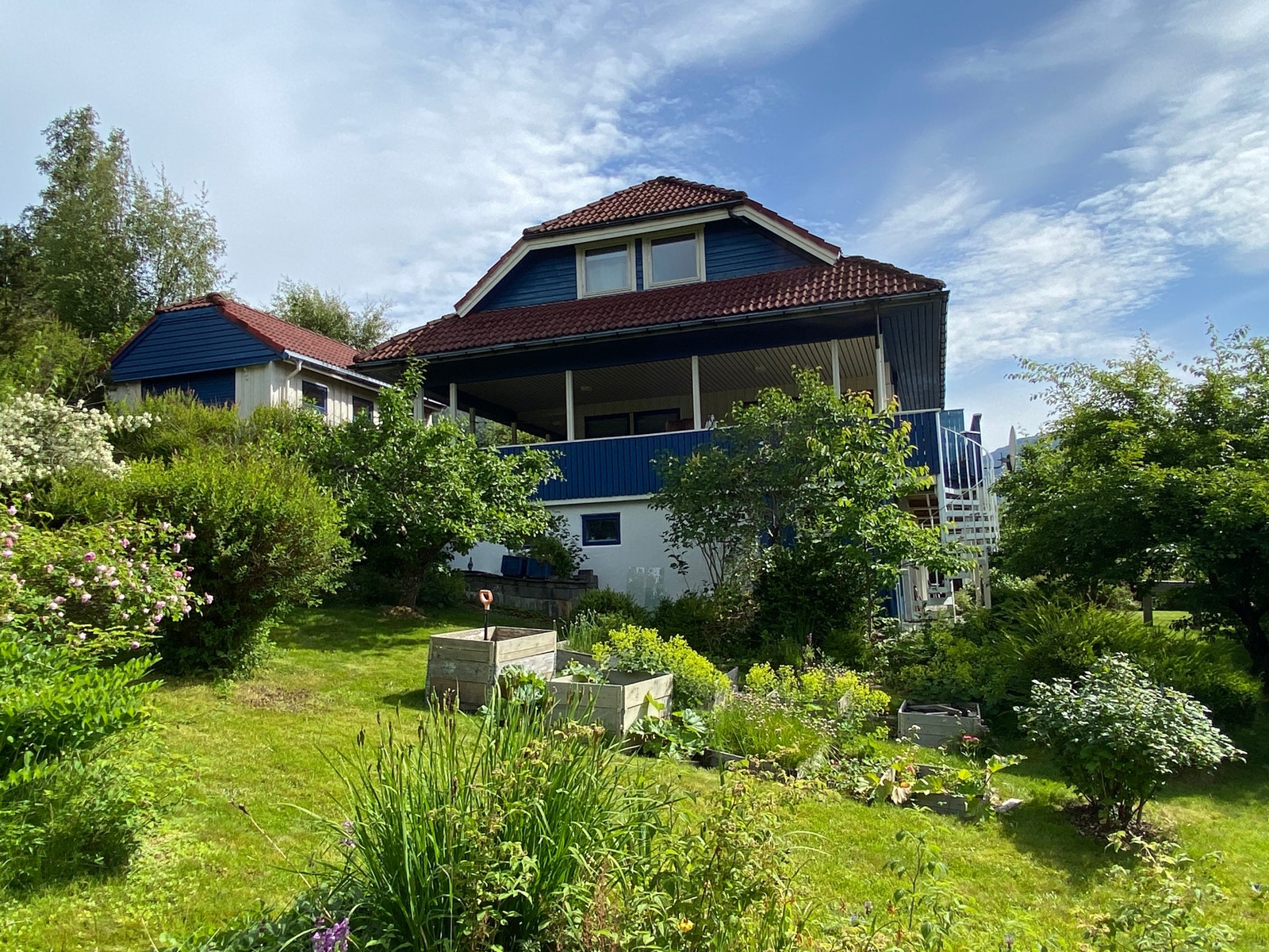 Overbygd terrasse på 40 m2 , ved siden er den eine garasjen Galleribilde