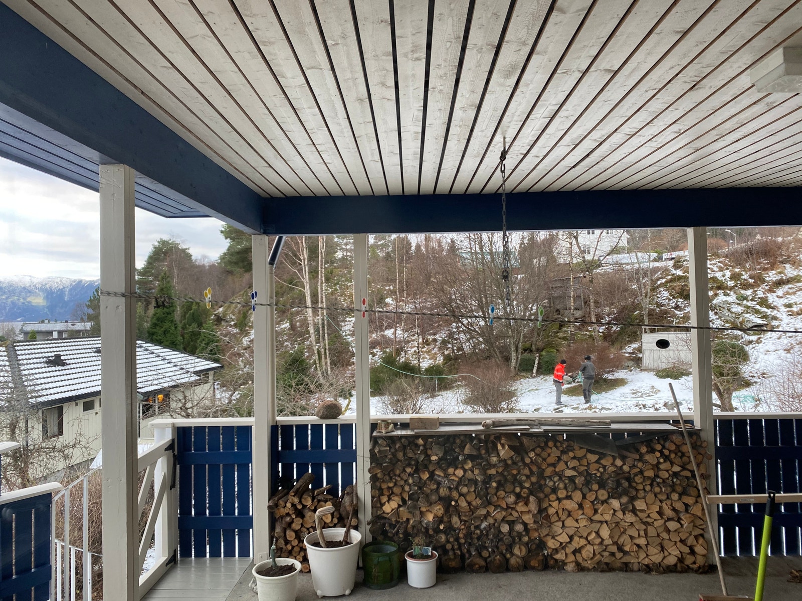 Overbygd terrasse , her har du god plass å tørke din egen ved frå hagen Galleribilde