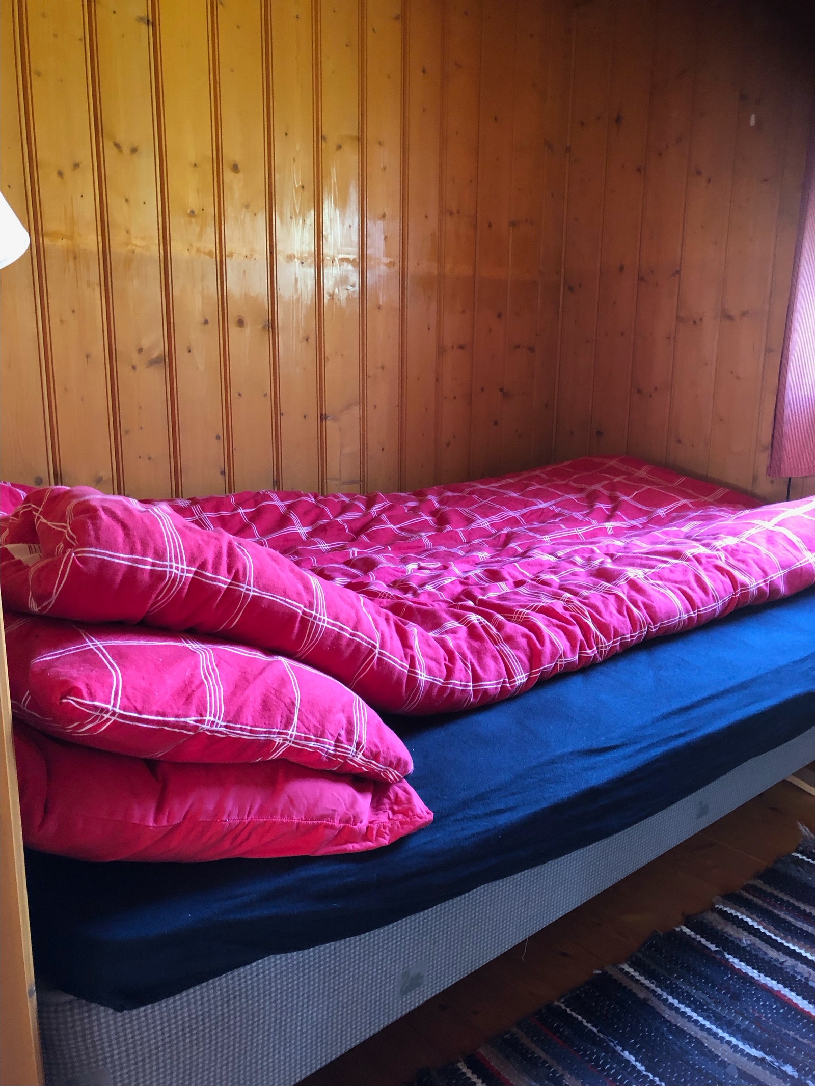 Soverom 1 med seng på 120 cm, med fastmontert klesskap som følger hytta. Galleribilde