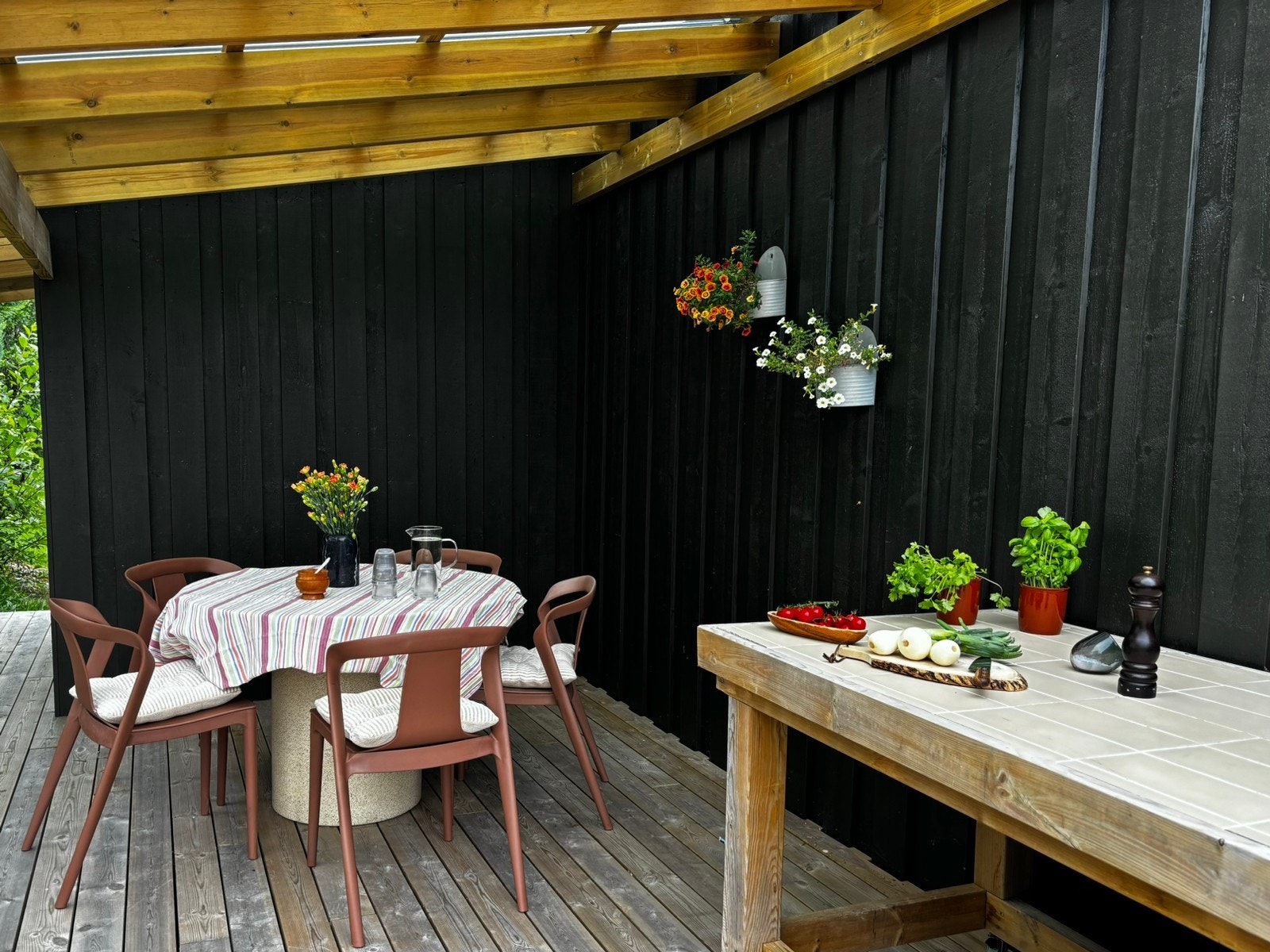 Deilig krok hvor en kan nyte middag i sola, gjerne tilberedt på utekjøkkenet. Enkel tilkomst til vedskjul. Galleribilde