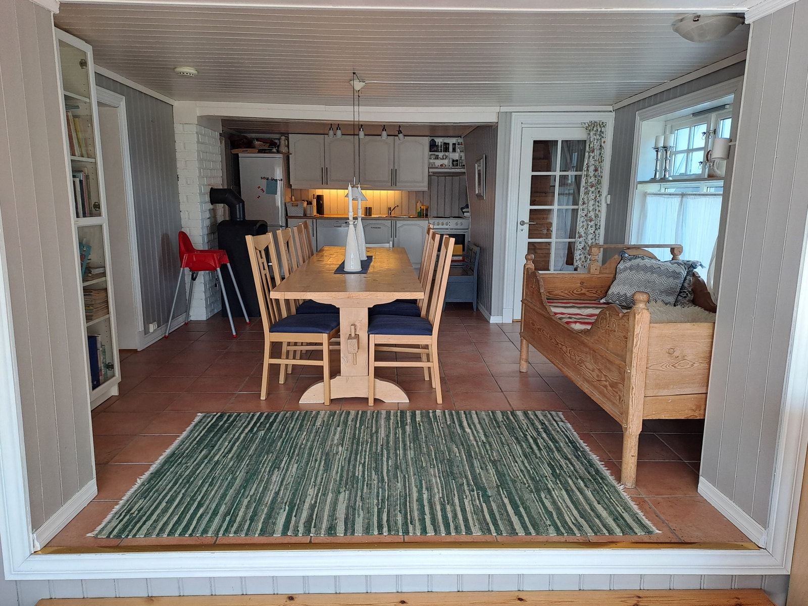 Stue med åpen kjøkkenløsning innerst. Nå kun delvis møblert Galleribilde