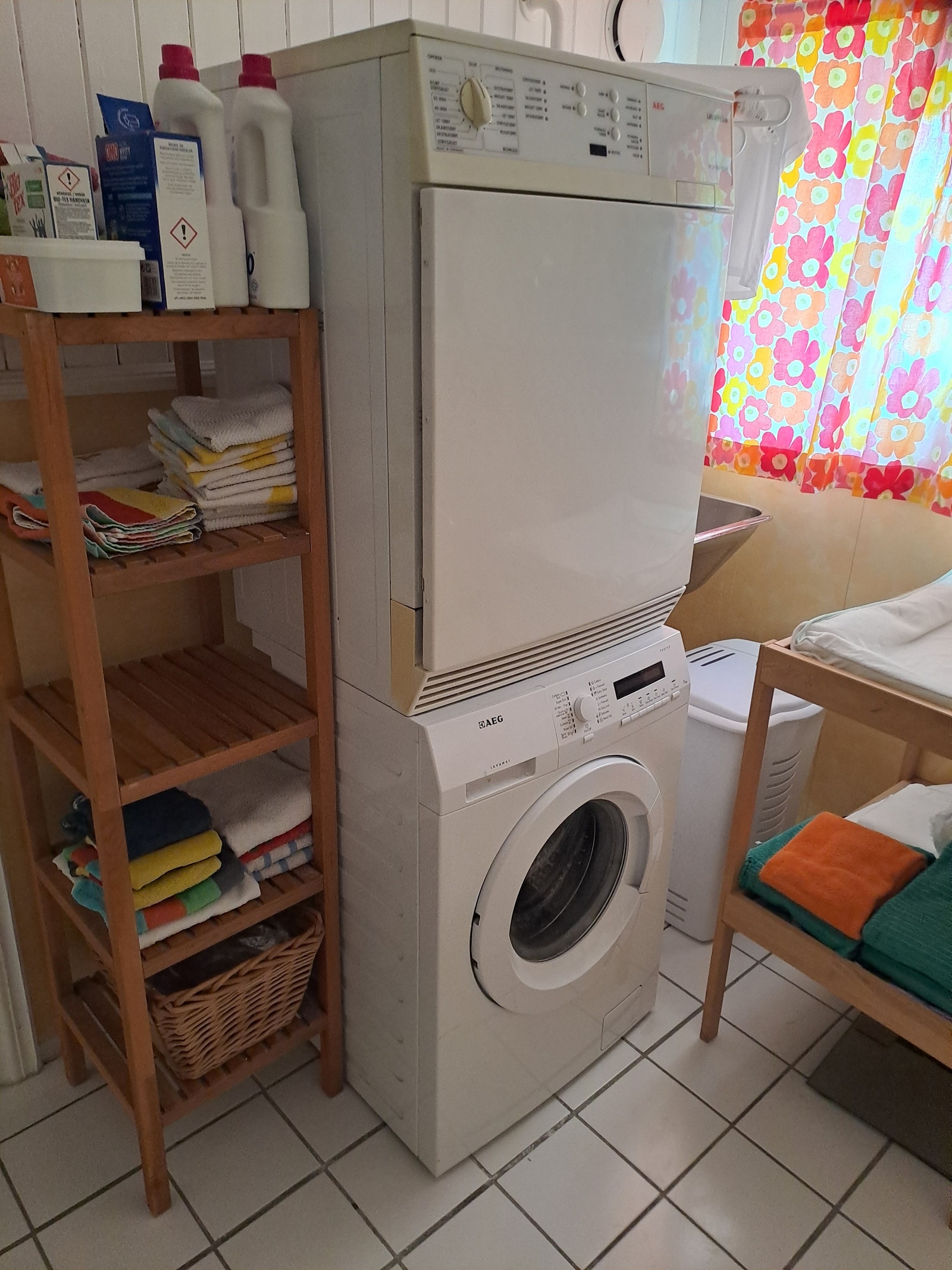 Badet har vaskemaskin og tørketrommel Galleribilde