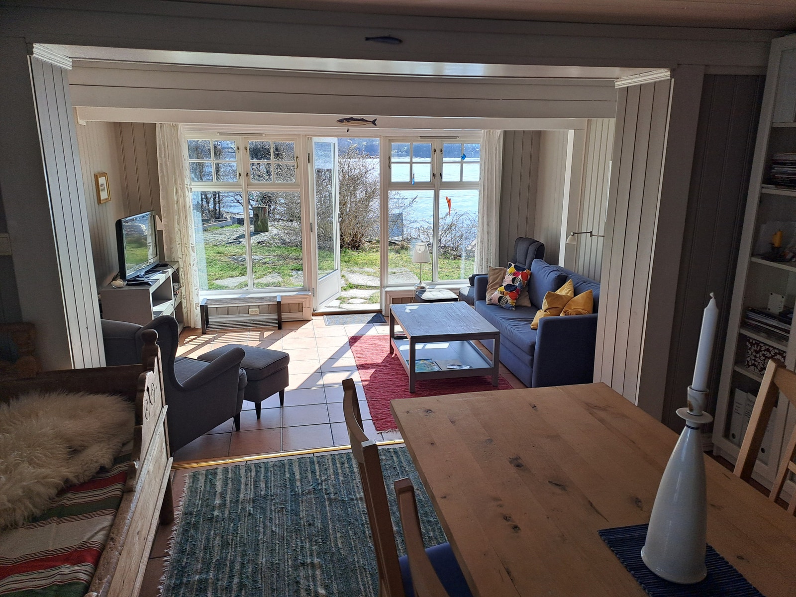 Fra kjøkken mot stue, egen uteplass utenfor, Nå kun delvis møblert Galleribilde