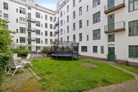 Inngangen til leiligheten er gjennom bakgården, i den grønne døren til høyre i bildet Galleribilde