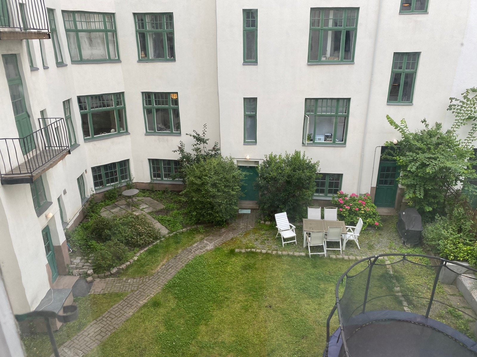 Leiligheten har hyggelig utsikt mot rolig bakgård uten følelse av gjenboere Galleribilde