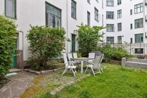 Rolig bakgård med fellesfasiliteter Galleribilde