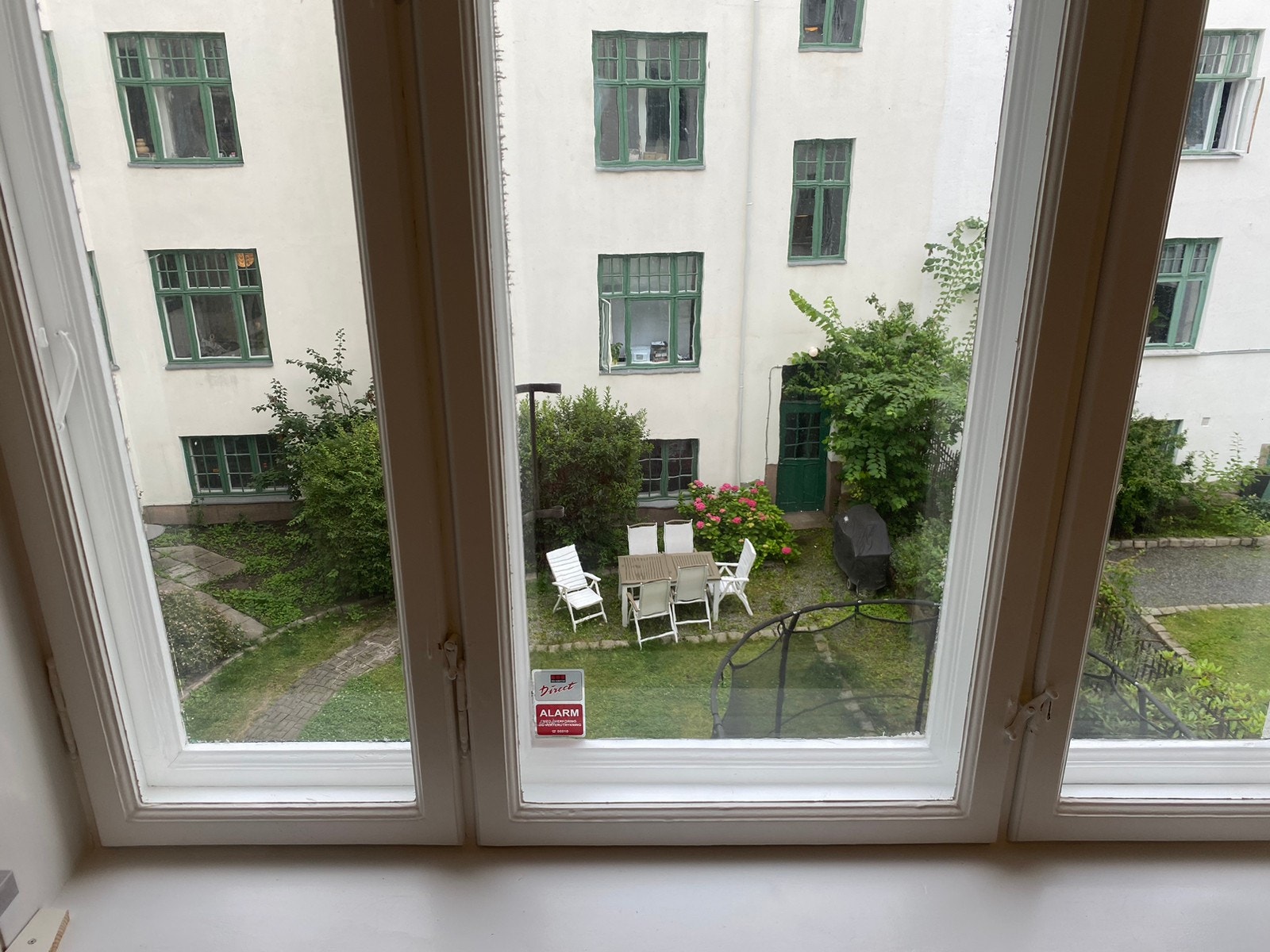 Leiligheten ser ut over hyggelig bakgård, uten noen følelse av gjenboere Galleribilde